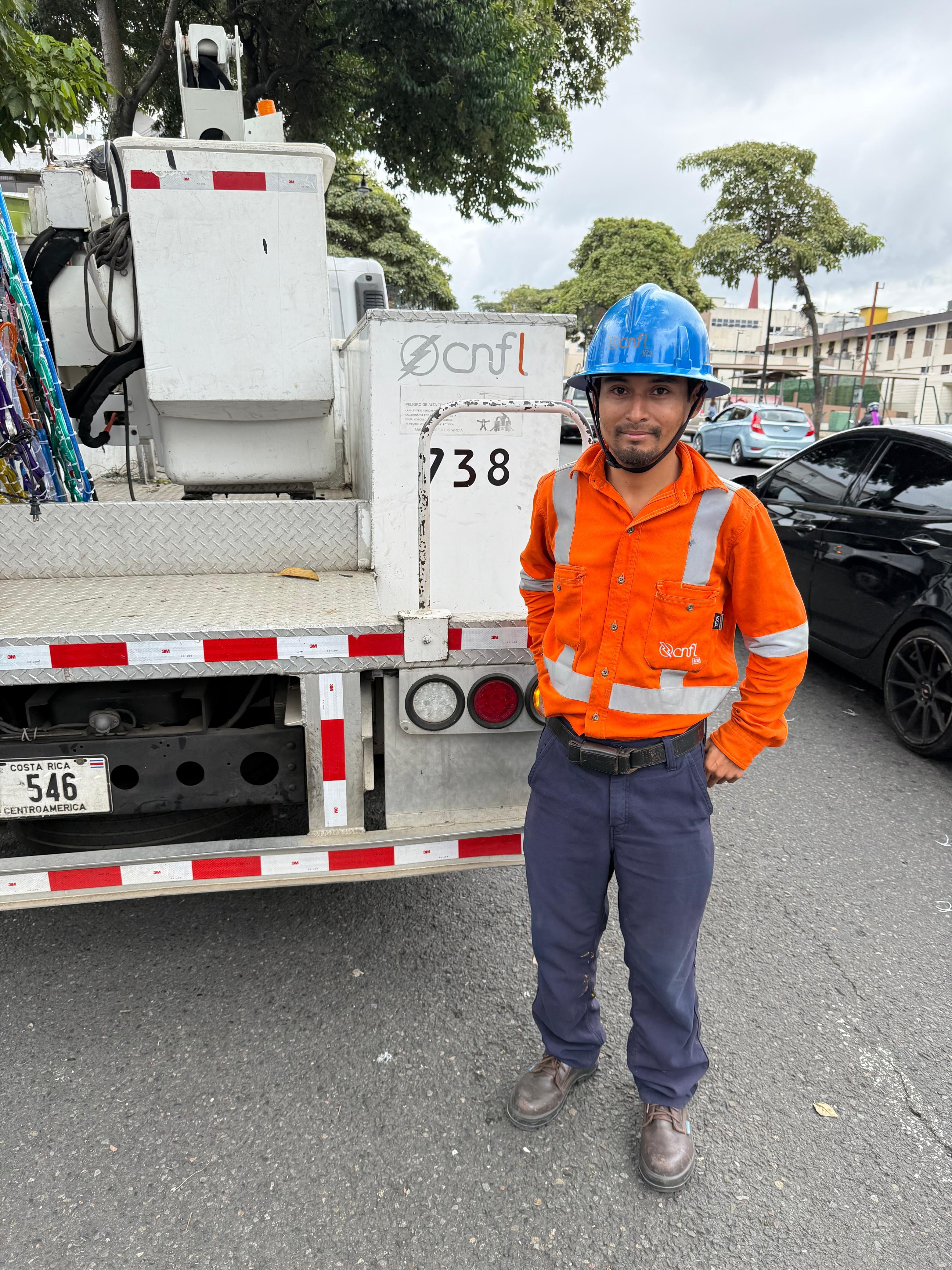 Desde el puro corazón desde donde se vive y disfruta el Festival de la tortilla, en Corralillo de Nicoya, Guanacaste, es Darren Cortes Silva, técnico electricista quien comenzó esta semana a colocar los adornos que con su luz alegrarán la Navidad de San José.