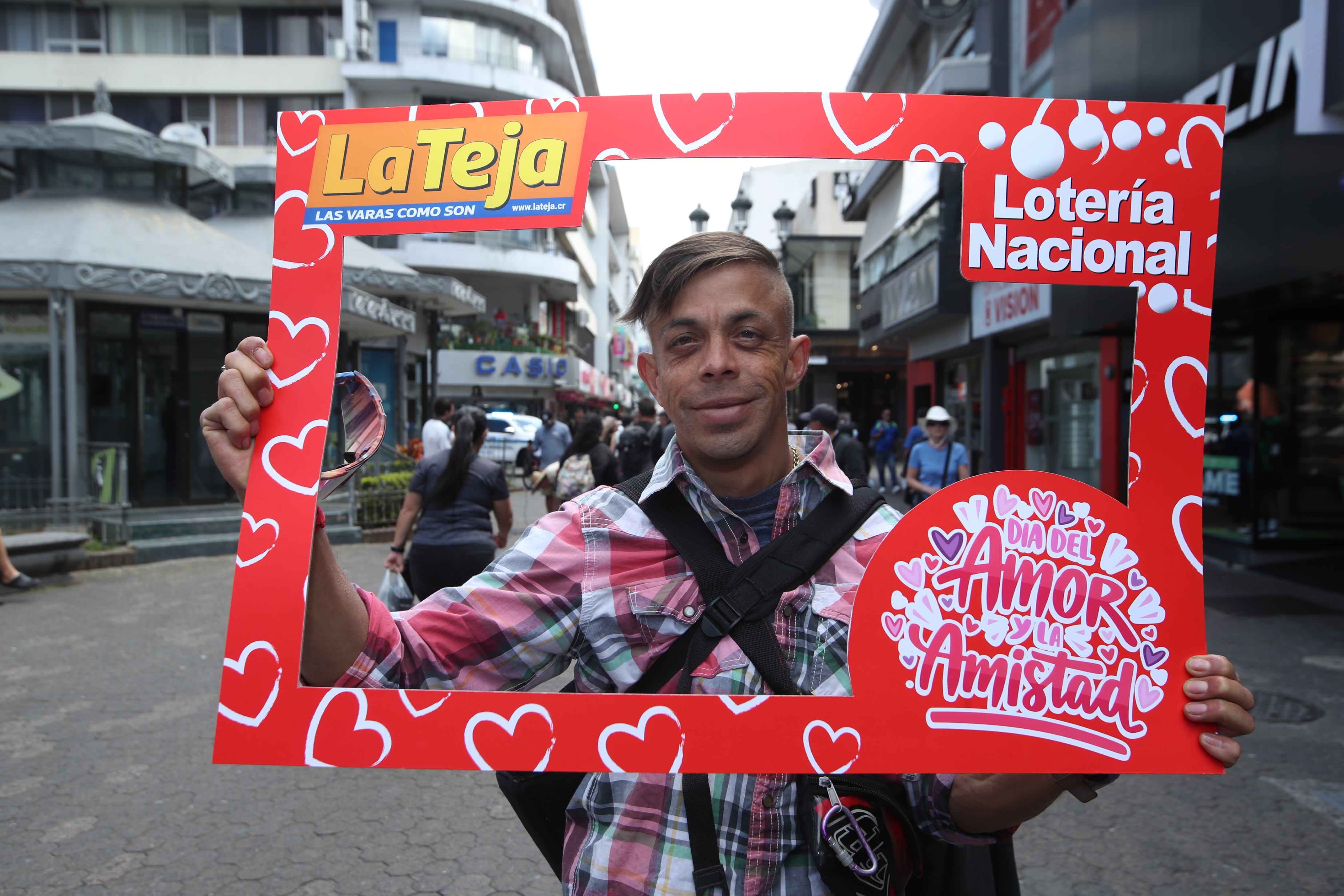 14/02/2024/ recorrido con La Teja donde los josefinos envían saludo especial por medio de las redes sociales de La Teja con un marco alusivo a san Valentín/ foto John Durán