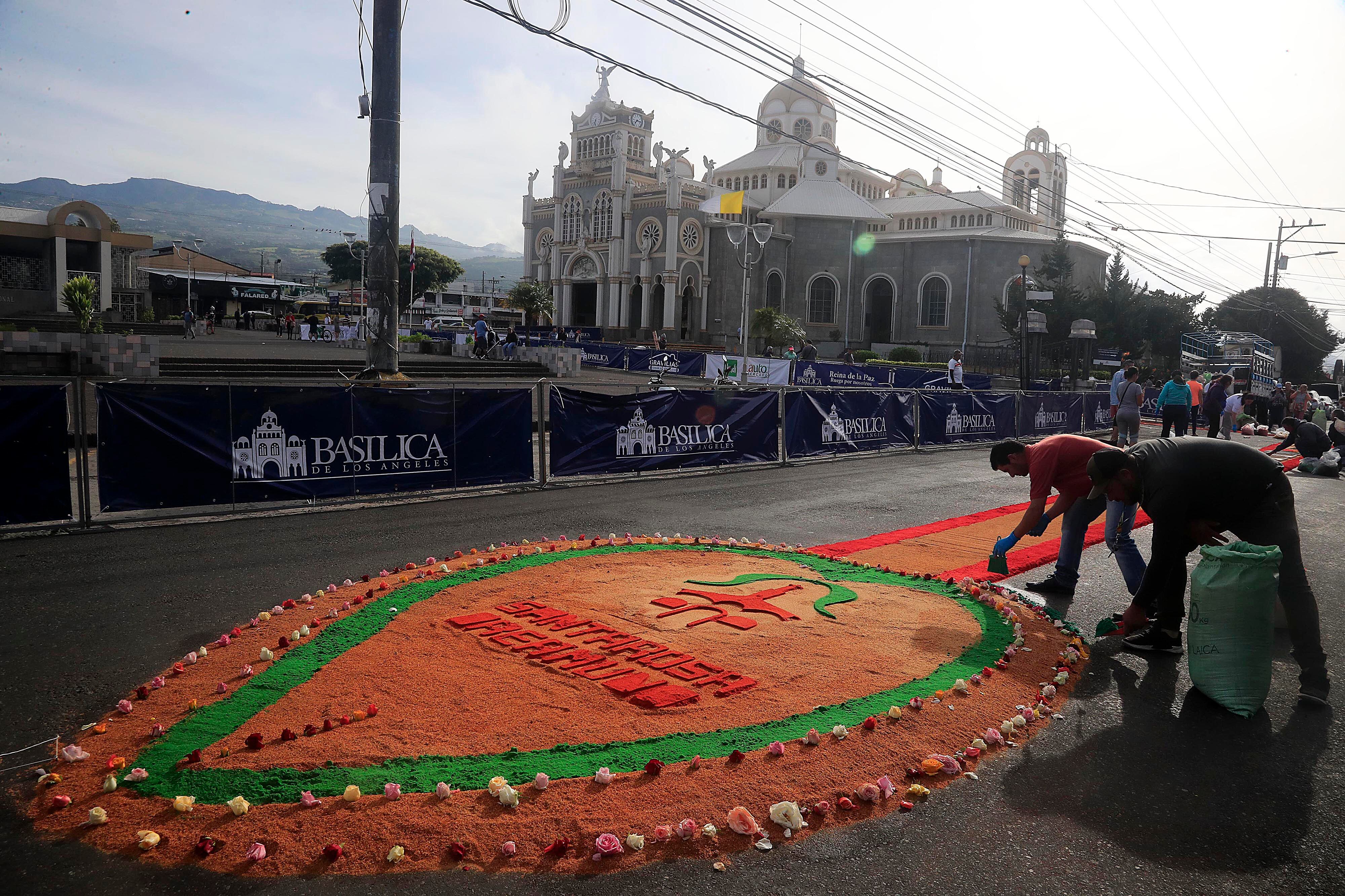 03/09/2023      Cartago. Desde la media noche, decenas de personas de diferentes comunidades de la provincia empezaron a elaborar las coloridas y espectaculares alfombras para formar una sola de poco más de kilómetro y medio, por donde transitó la imagen de la Virgen de los Angeles en su retorno a la Basílica. Aserrín y broza del café coloreados, cal y flores, especialmente rosas, entre otros, dieron forma al manto multicolor para dirigir los pasos de quienes acompañaron a La Negrita en la tradicional Pasada de regreso al Santuario Nacional tras permanecer un mes exacto en la Catedral de Nuestra Señora del Carmen.