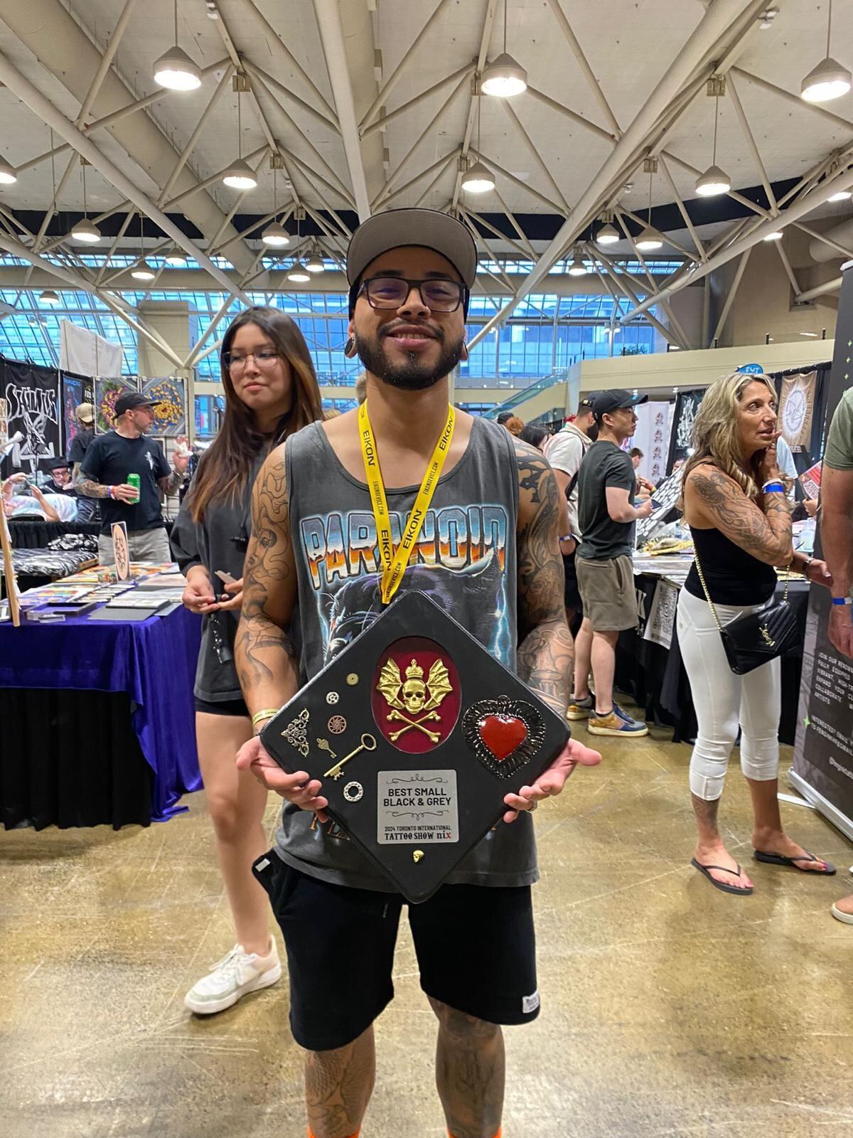 Eduardo Arauz Alvarado es un tatuador tico que vive en Toronto, Canadá y ganó el primer lugar en el Nix Tattoo Convention en la categoría tatuaje mediano blanco y negro o grises.