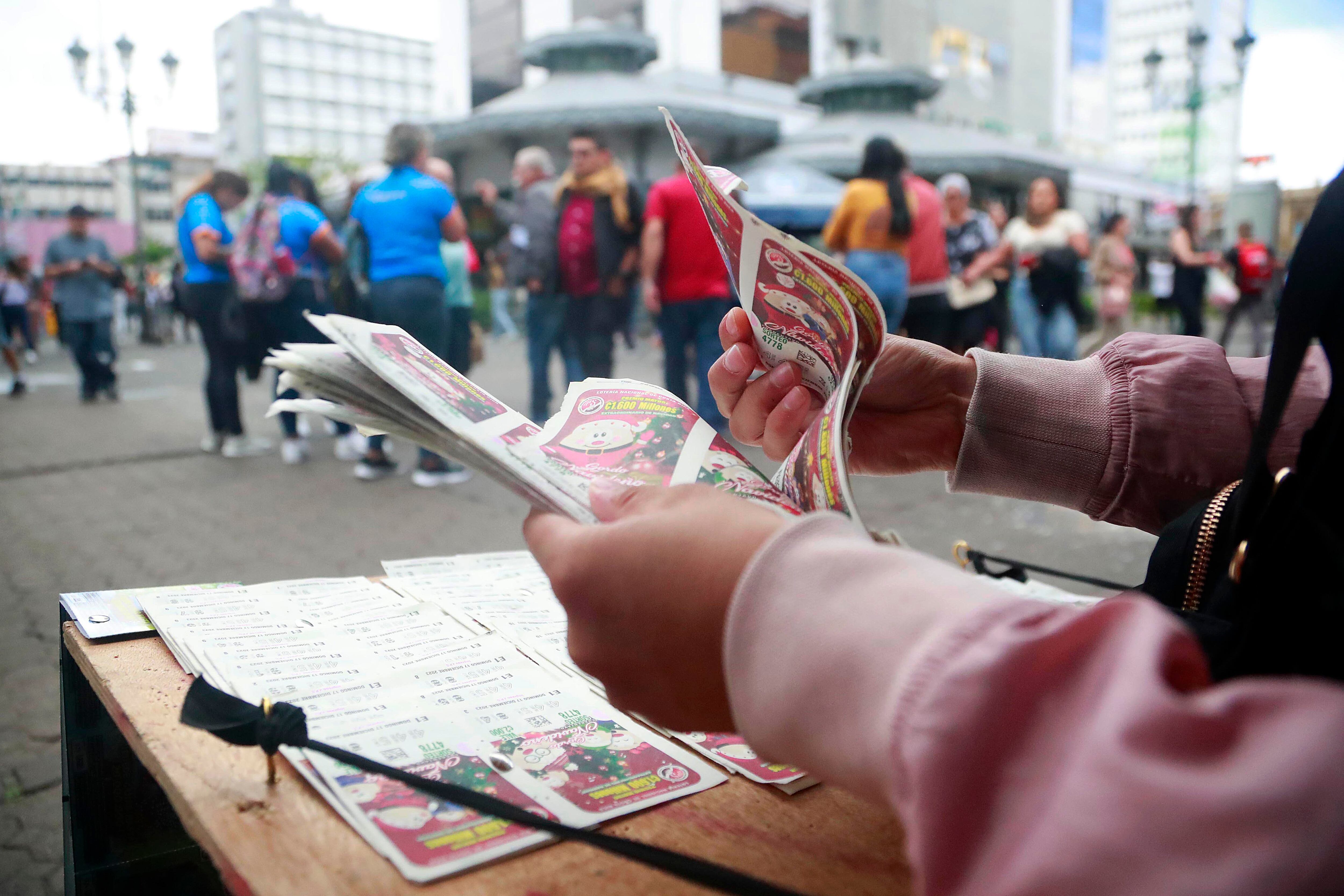 06/12/2023    San José. Vendedores de lotería aseguran que la venta de Navideña o Gordo navideño, como se le conoce, está muy mala.