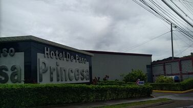 Hermano identificó a muchacho que mataron a puñaladas dentro de una bañera en motel