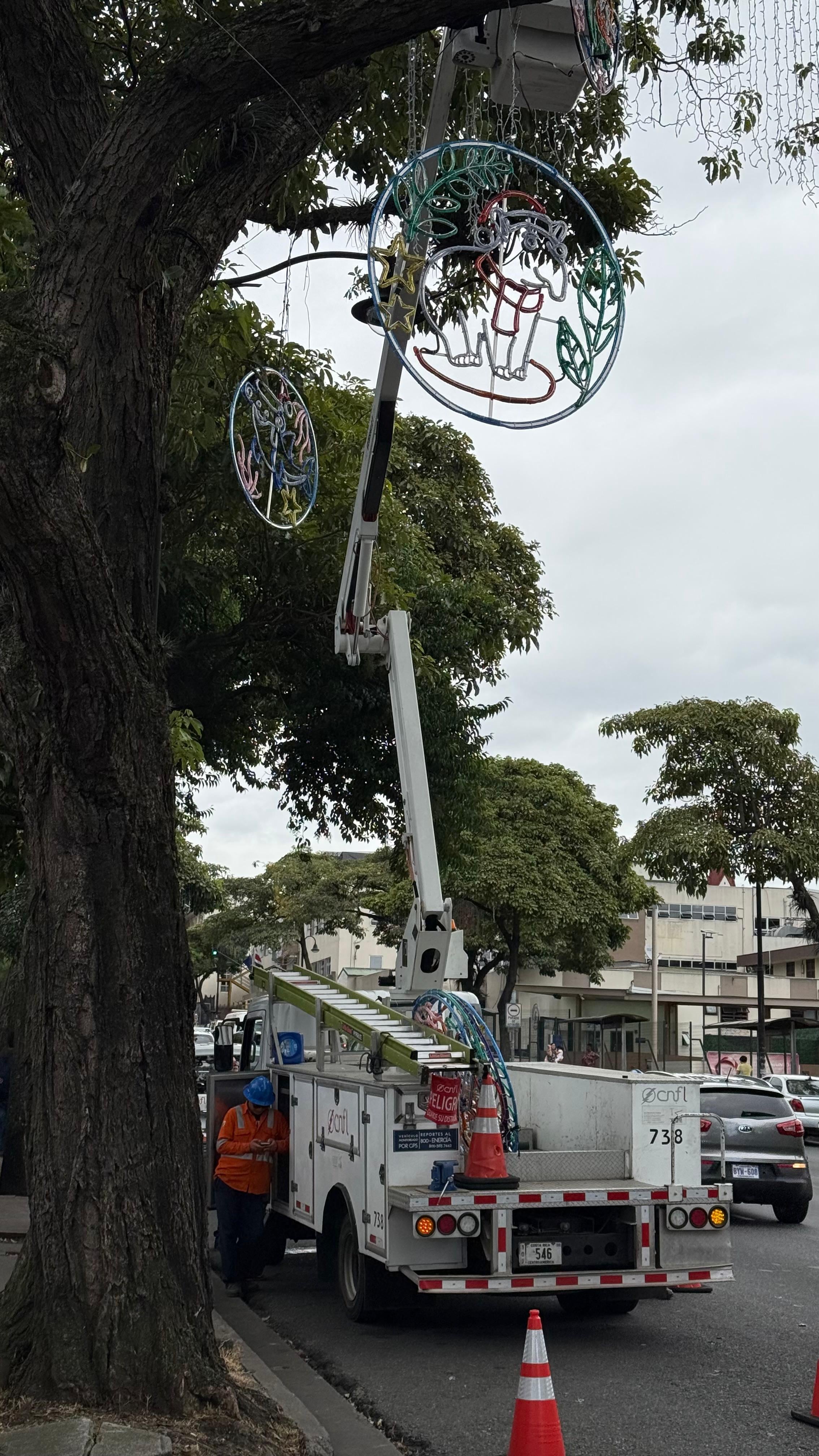 Desde el puro corazón desde donde se vive y disfruta el Festival de la tortilla, en Corralillo de Nicoya, Guanacaste, es Darren Cortes Silva, técnico electricista quien comenzó esta semana a colocar los adornos que con su luz alegrarán la Navidad de San José.