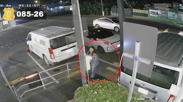 Video: Buscan a ocupantes de carro que atropellaron a hombre, lo subieron al vehículo y luego lo abandonaron