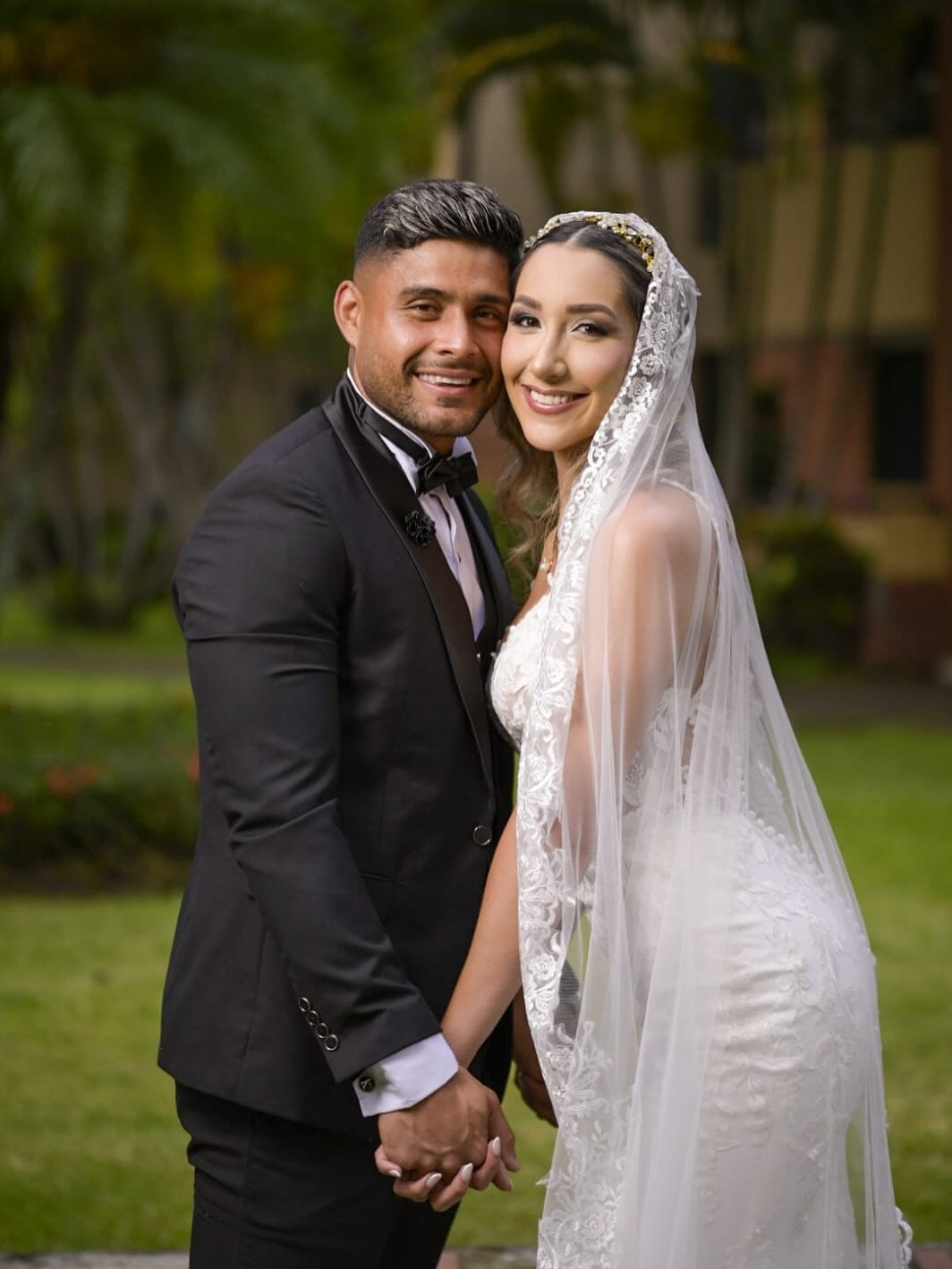 El portero del Deportivo Saprissa, Kevin Chamorro, fue sorprendido por un romántico gesto de su esposa, la modelo Ashley Arguedas, casi una semana después de la boda.