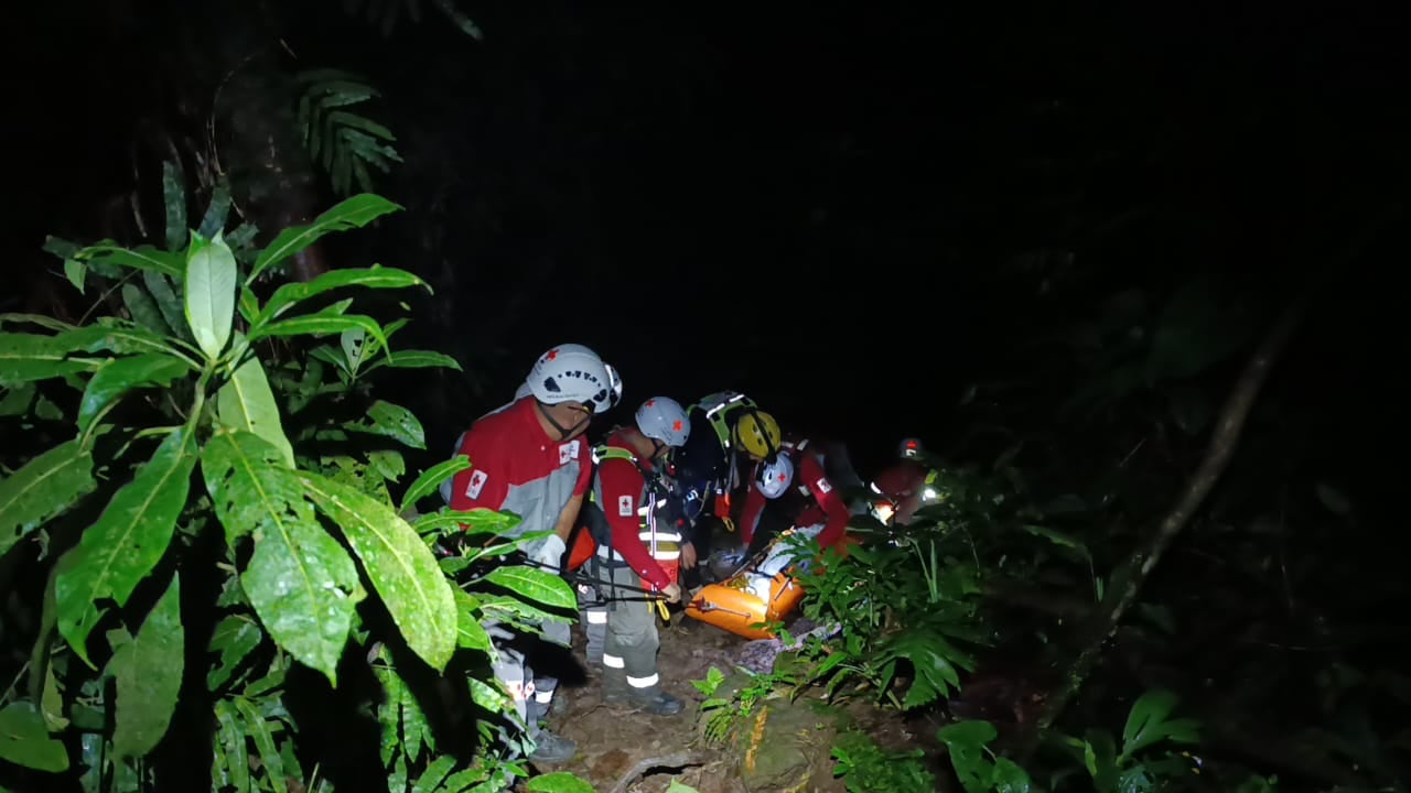 El accidente acuático ocurrió en Guácimo, en un sector conocido como Las Cuevas. Foto Cruz Roja.