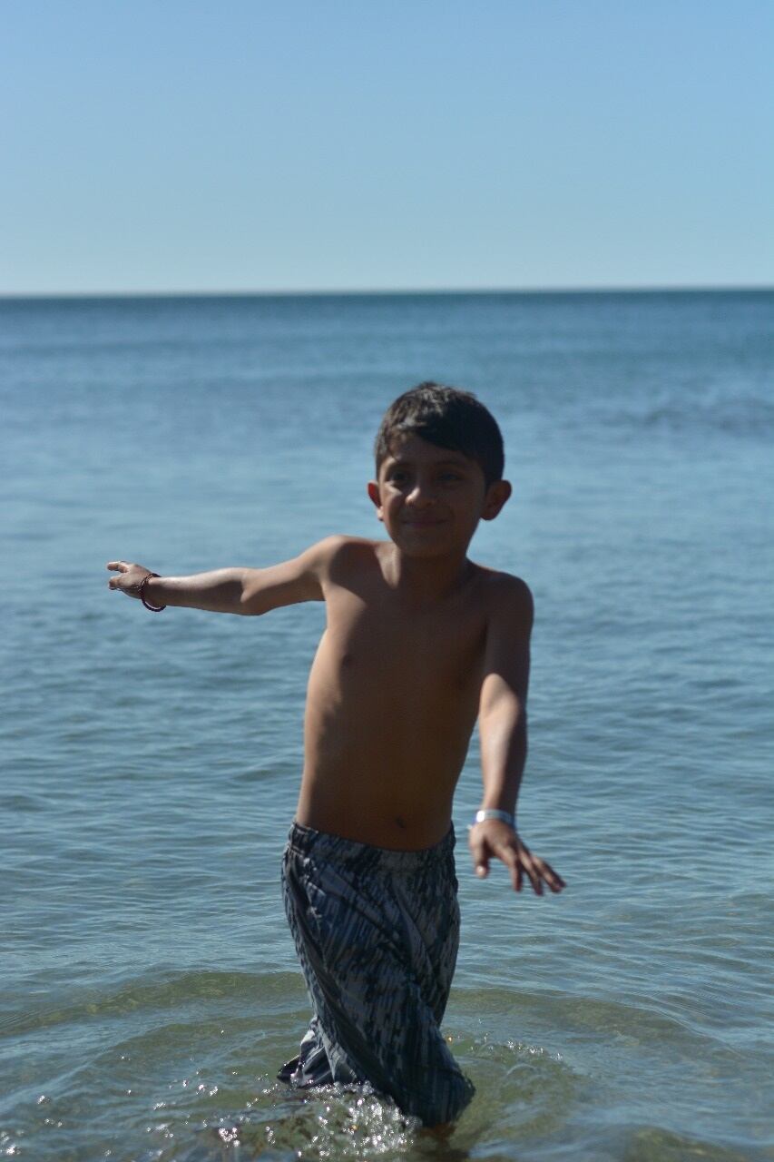 Tomás Tevelán y su mamá Lucía Tevelán conocieron el mar en Costa Rica