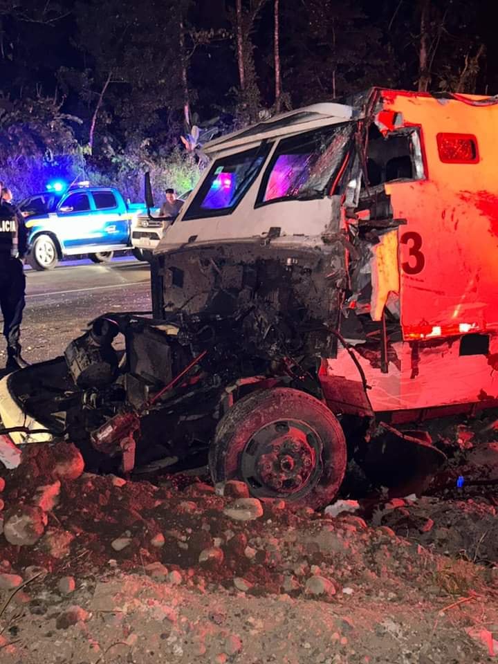 El camión remesero fue el que llevó la peor parte. Foto cortesía.