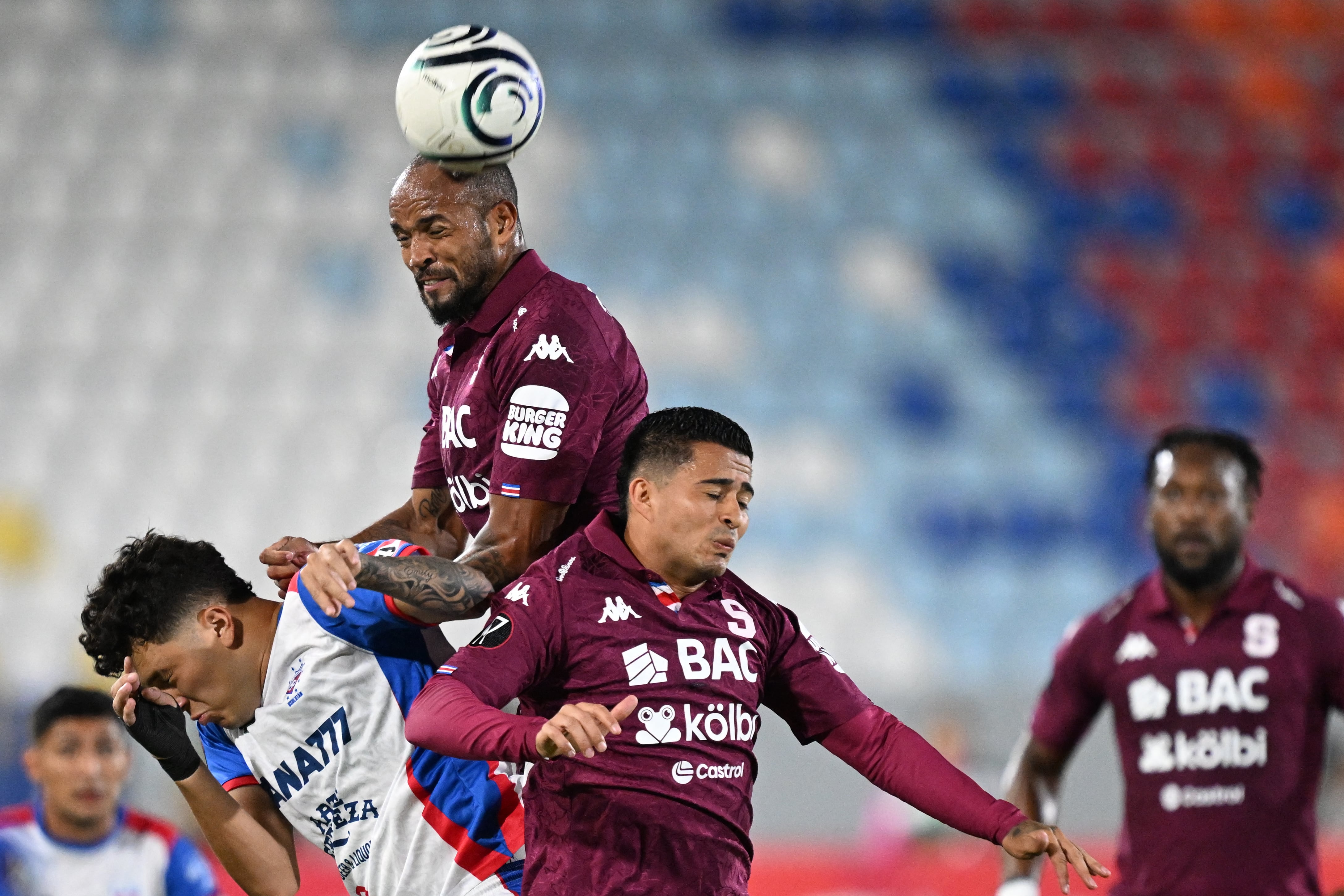 El defensor de Saprissa Pablo Arboine despeja la pelota en el partido ante Luis Ángel Firpo por el repechaje hacia la Copa de Campeones de Concacaf.