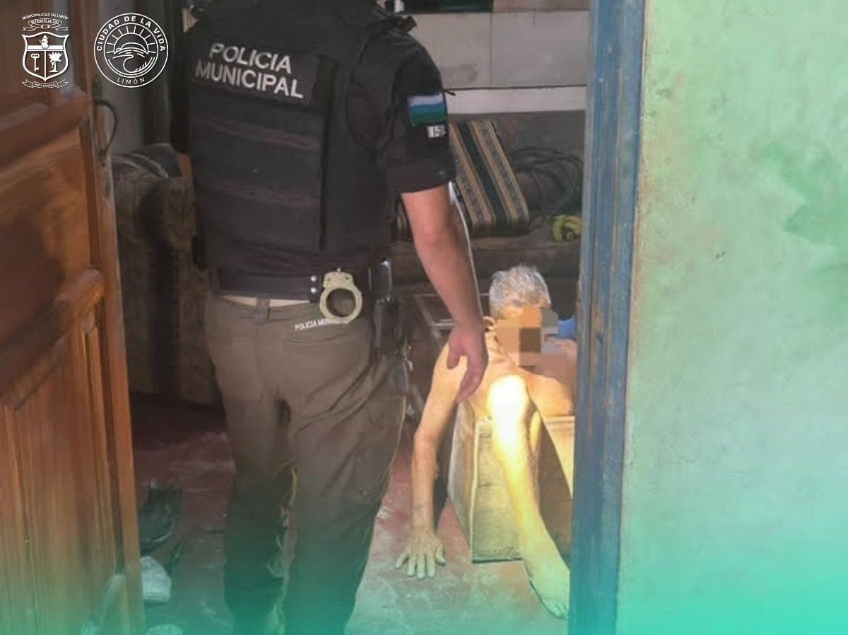 Un adulto mayor habría pasado varios días atrapado dentro de un mueble, en Plaza Paniagua, Limón. Foto: Municipalidad de Limón