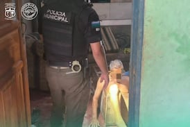 Adulto mayor llevaba varios días atrapado en un mueble y tuvieron que llevarlo al hospital con todo y estructura