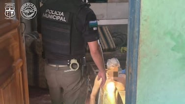 Adulto mayor llevaba varios días atrapado en un mueble y tuvieron que llevarlo al hospital con todo y estructura
