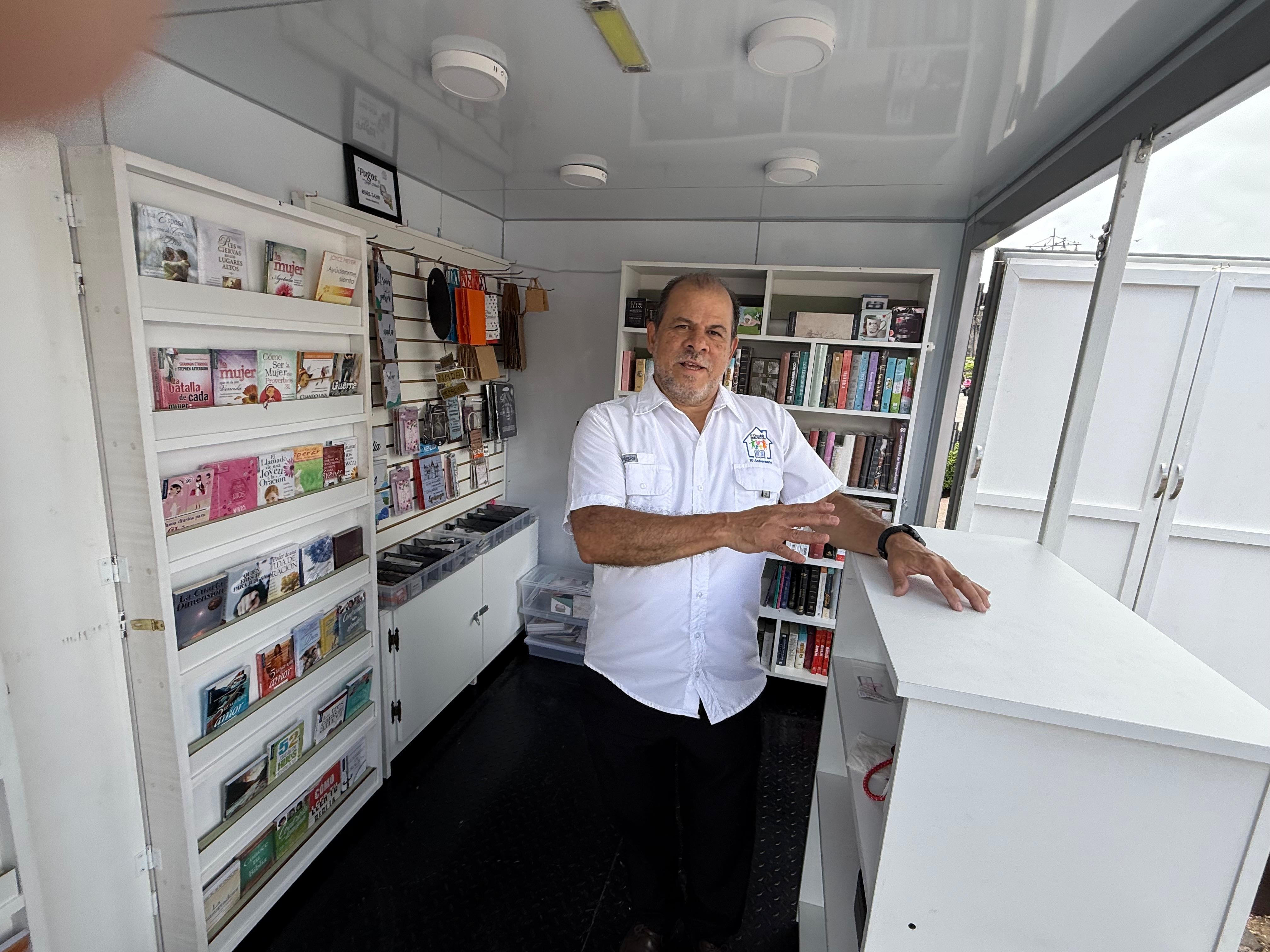Don Alexis Madriz, vecino de El Molino, convirtió una pasión de 41 años por la lectura bíblica en una librería sobre 4 ruedas que recorrerá Cartago