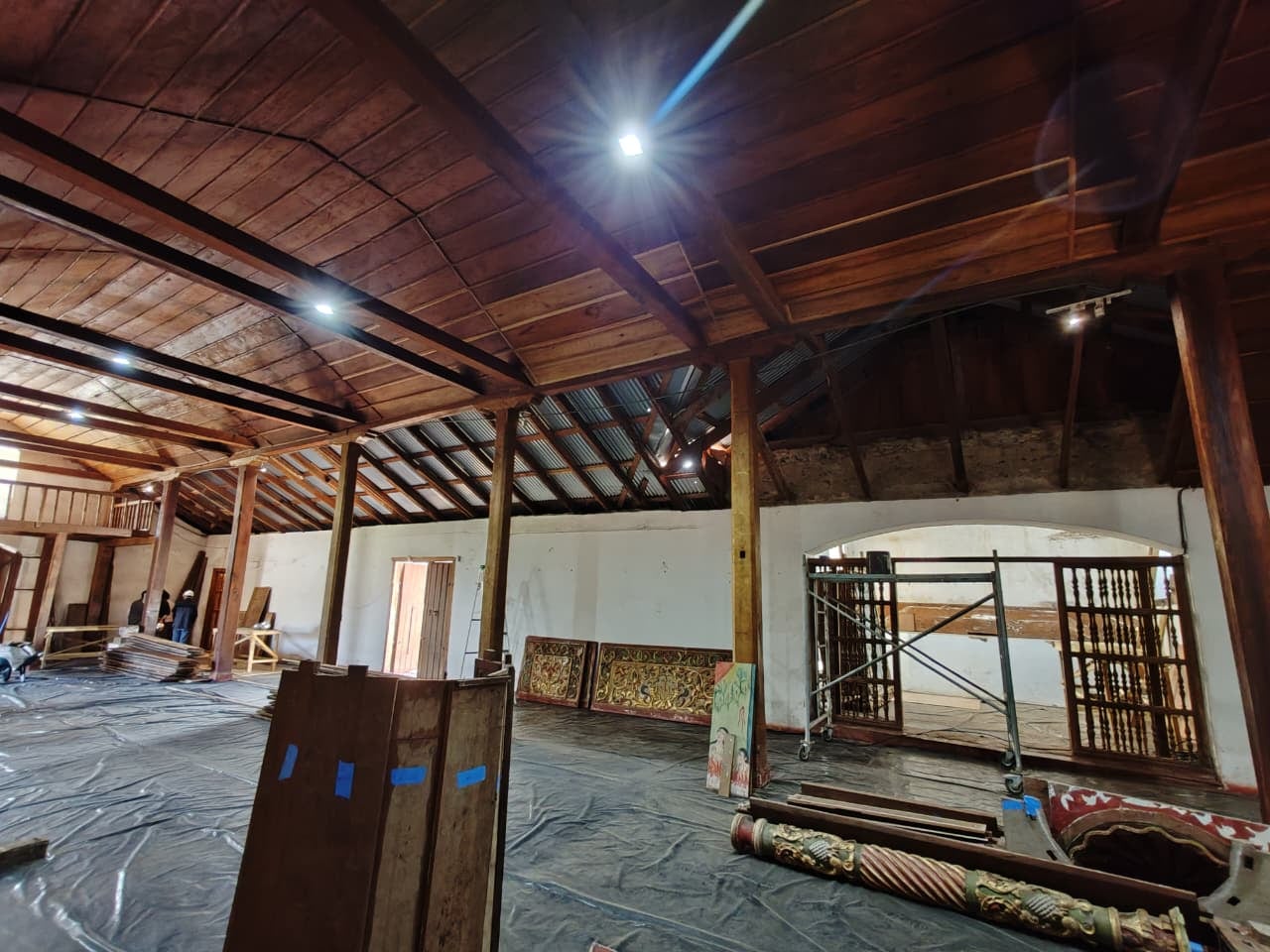 लुईस अलेजांद्रो चावेरी चावेझ, 30 वर्षांचे आणि ओरोसी डी कार्टागोचे रहिवासी, 22 वर्षे ओरोसी येथील वसाहती मंदिरात स्वयंसेवक मार्गदर्शक म्हणून काम करत होते आणि मंदिर नूतनीकरणासाठी बंद असल्यामुळे त्यांना आता आर्थिक गरज आहे.