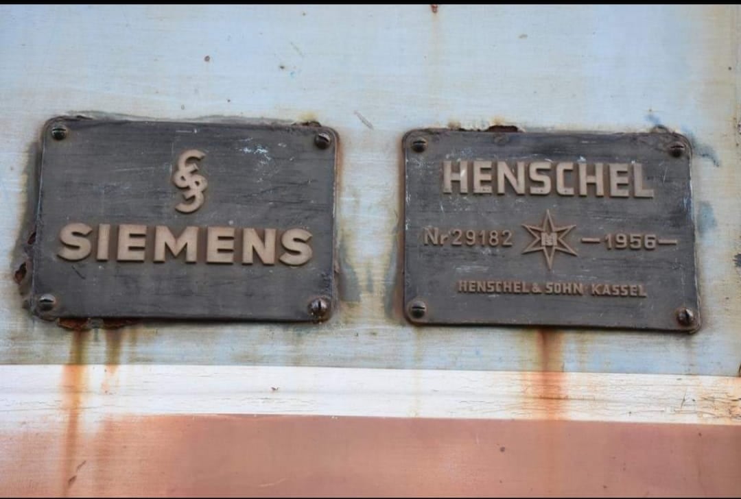 Giovanni Castaldini, el presidente de la Asociación de Desarrollo para la Preservación del Patrimonio Cultural de Orotina y un grupo de orotinenses restauraron la máquina 130 y ahora se exhibe en Orotina.