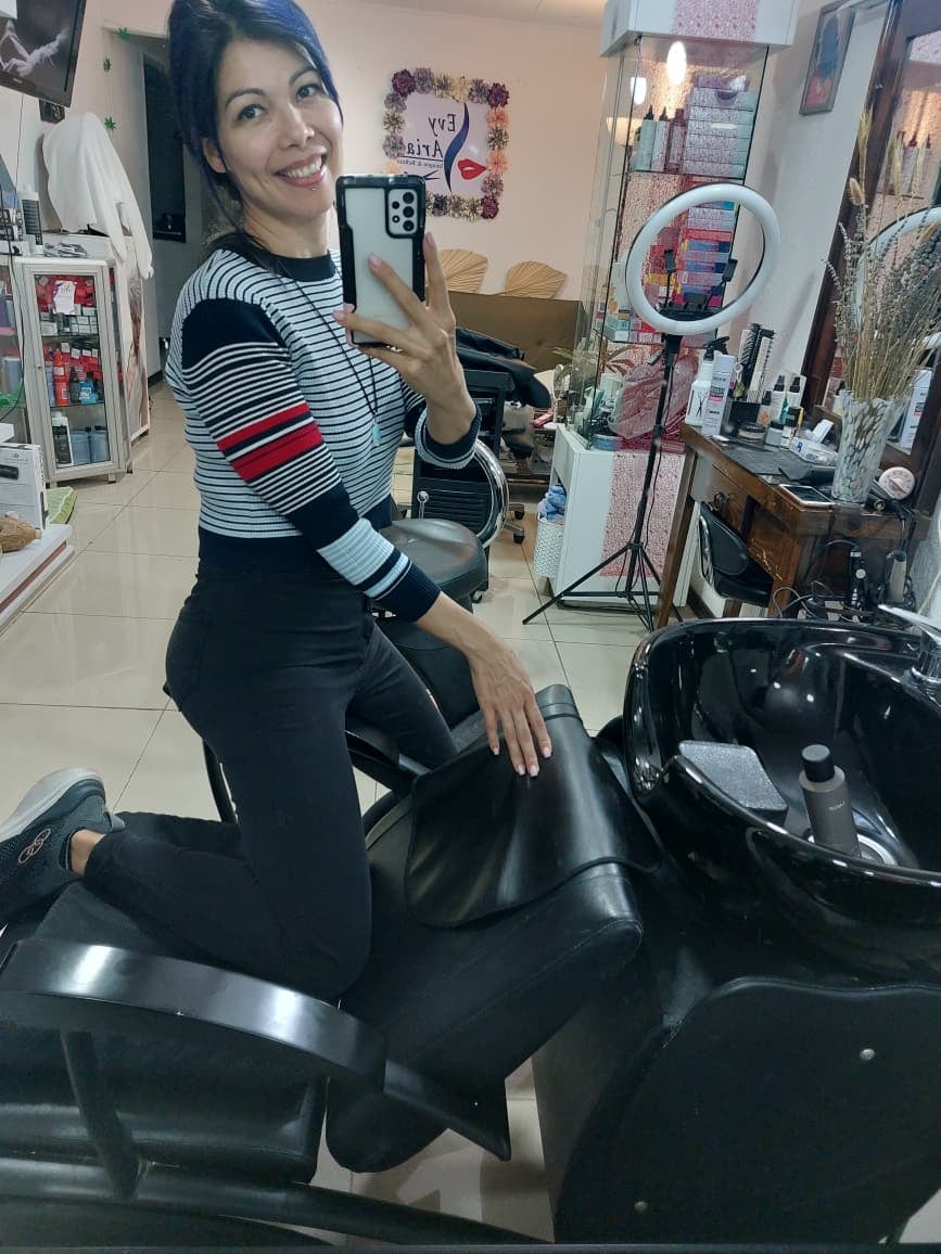 Evelyn Mejías Quesada, hoy conocida artísticamente como “EvyArias”, es una artista del tinte de colores en cabello, pero nos cuenta que incluso pasó una época en que durmió en la calle