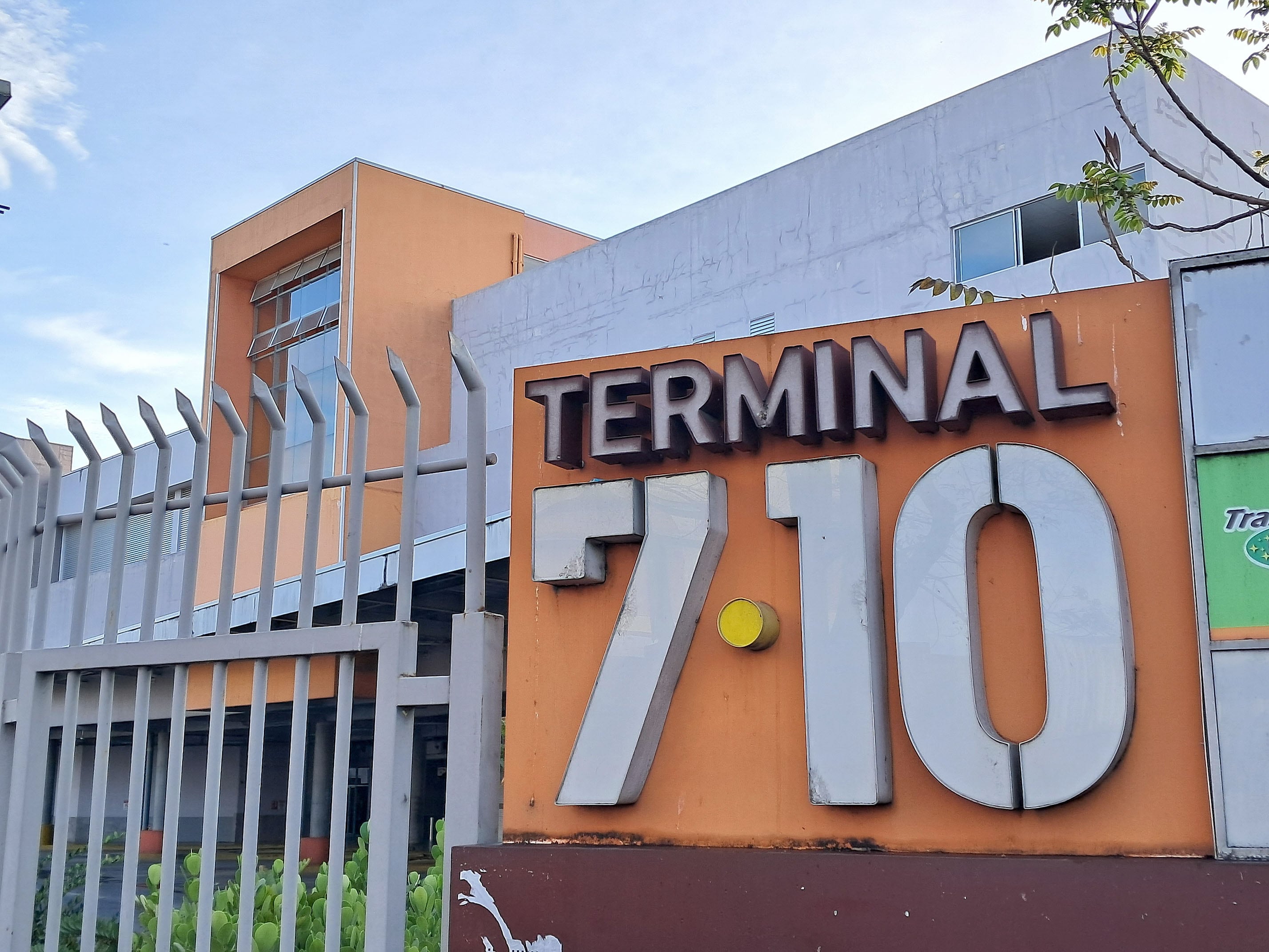 03 de mayo del 2025. San José. 07:00 hrs. Fotografías de las instalaciones de la Terminal 7 10 en San José que fue cerrada ante el translado de las paradas de autobuses a otro plantel. En la actualidad el edificio está siendo resguardado por oficiales de seguridad pero el acceso al público no está permitido. En la foto: Tomas generales de los alrededores de la terminal y fotos internas de las áreas en las que estuvo la estación de San Carlos, Nicaragua y Cóbano. Foto: Albert Marín.