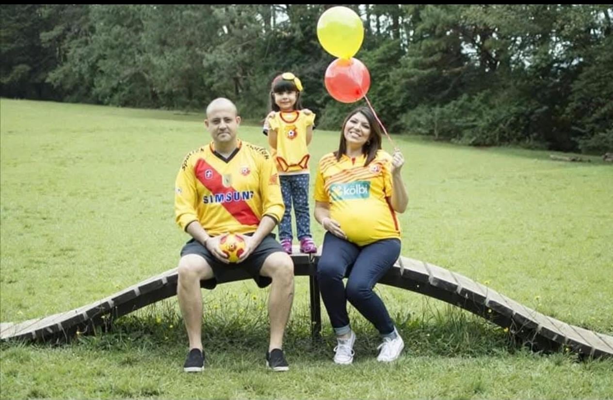 La familia va al estadio cada vez que juega Herediano.