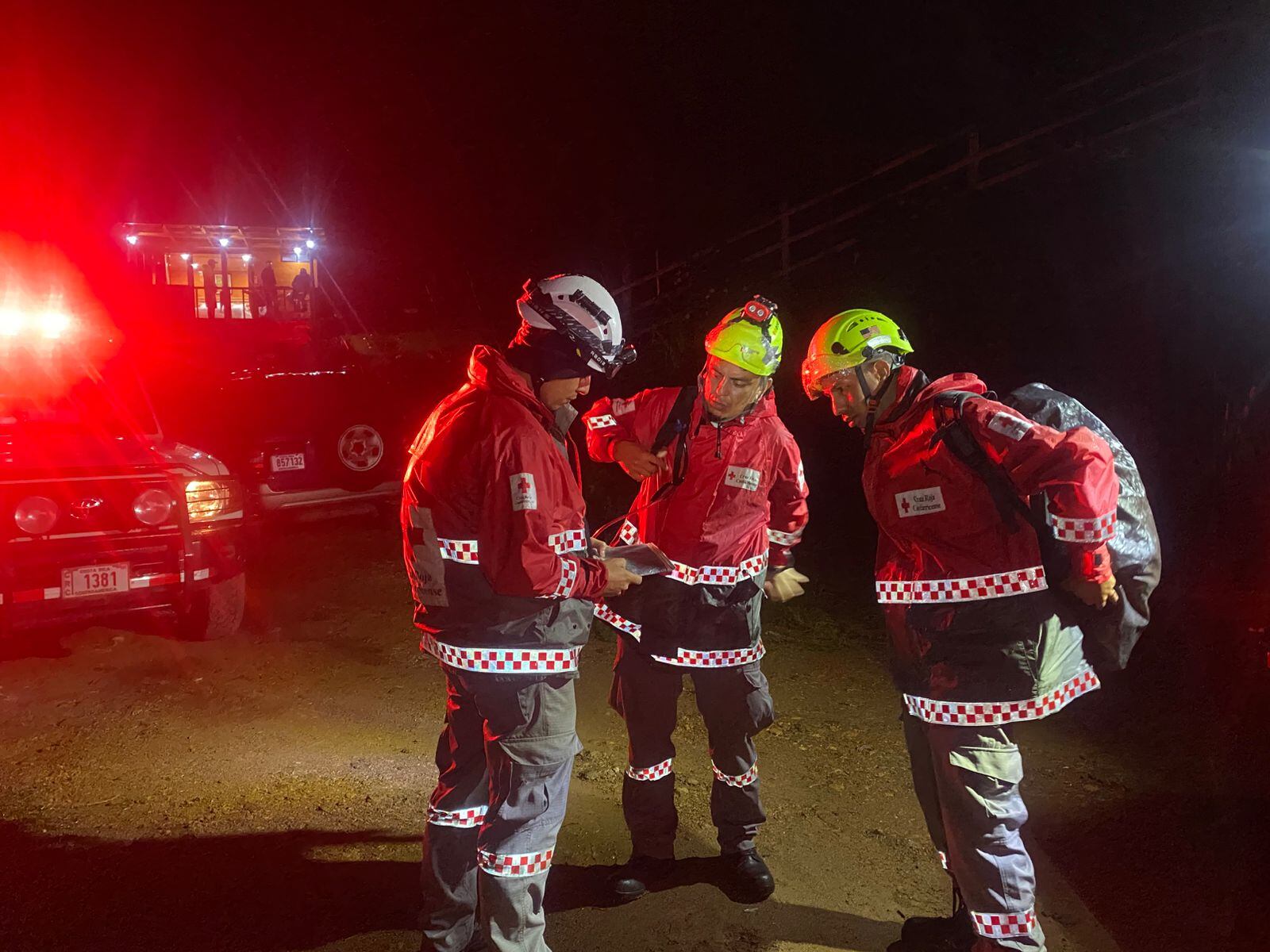 Rescatistas encuentran a personas extraviadas en el cerro de la Muerte.