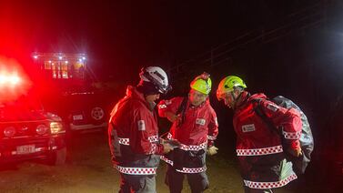 Rescatistas atienden a motociclista al que le cayó un árbol encima en Tibás