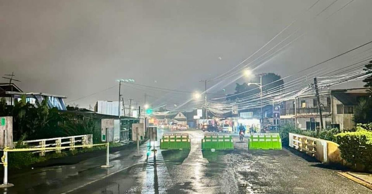 Este jueves se ordenó el cierre total del puente sobre el río Taras en Cartago; quienes necesiten ingresar a la provincia deberán hacerlo vía La Lima. (Foto: suministrada por Keyna Calderón, corresponsal GN)