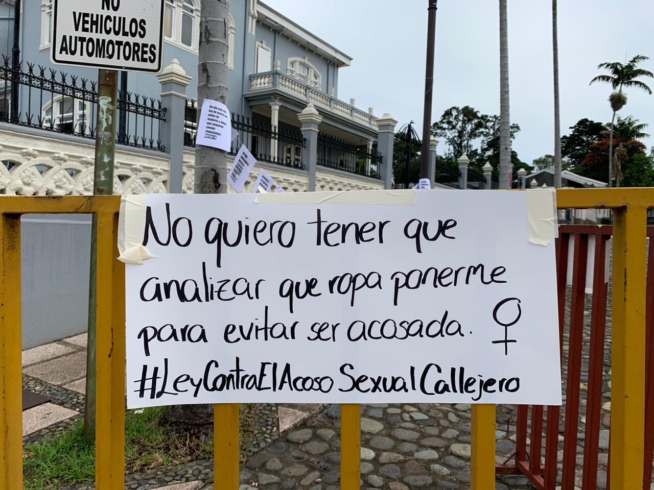 Estudiantes universitarias y colectivos feministas presionan este jueves, en las afueras de la Asamblea Legislativa, por la aprobación en primer debate del proyecto de Ley Contra el Acoso Sexual Callejero. Foto: Andrea Carazo para LN.