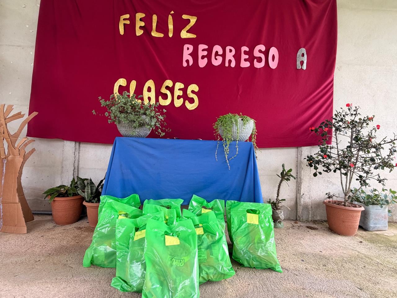 Clara Idalia García camina, cruza el río en panga y sigue en moto para llegar a la escuela de Copalchí, en Sarapiquí, donde enseña a 11 niños de primero a sexto grado