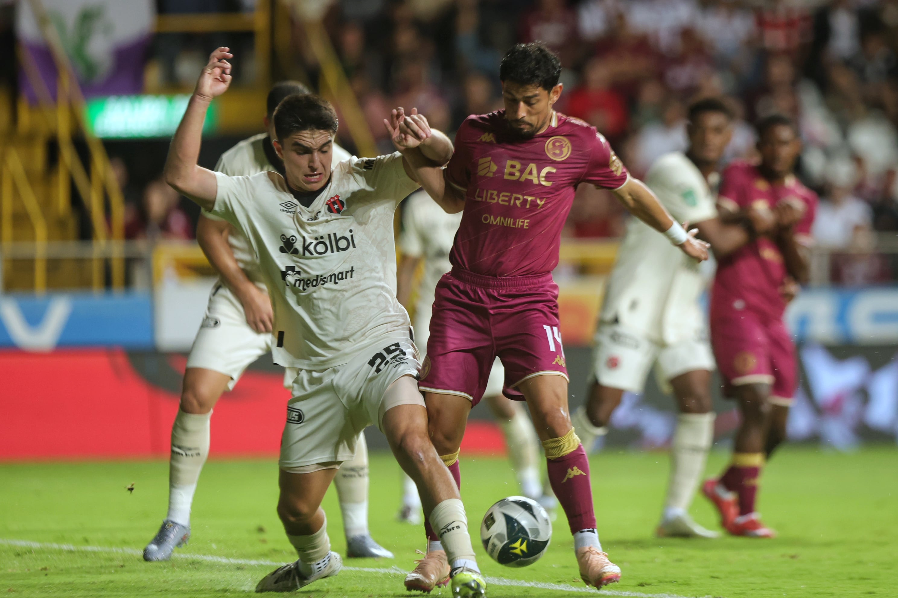 30/08/2025/ juego entre Deportivo Saprissa vs Liga Deportiva Alajuelense por el clásico nacional en la jornada 6 del torneo clausura 2025 en el estadio Ricardo Saprissa  / foto John
