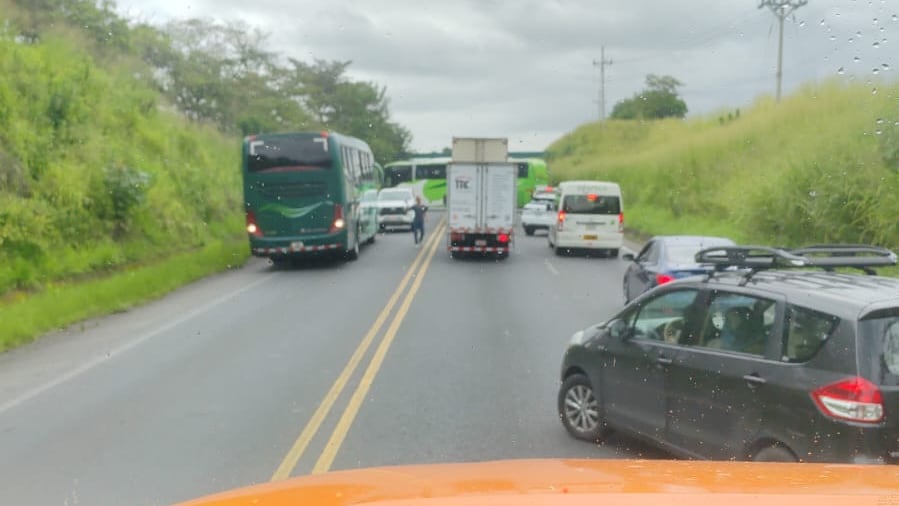 Una mujer perdió la vida en un fatal accidente de tránsito sobre la carretera General Cañas, conocida como la ruta 1 a la altura de Grecia, Alajuela. Foto: Cortesía para LT