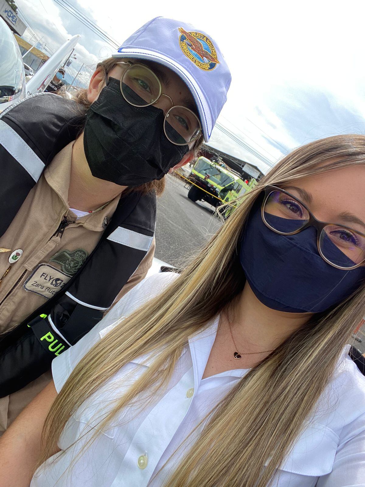 La costarricense Laura Palomo, quien estudia para piloto, se tomó un selfi con la belga-británica Zara Rutherford, piloto que busca darle la vuelta al mundo en avioneta