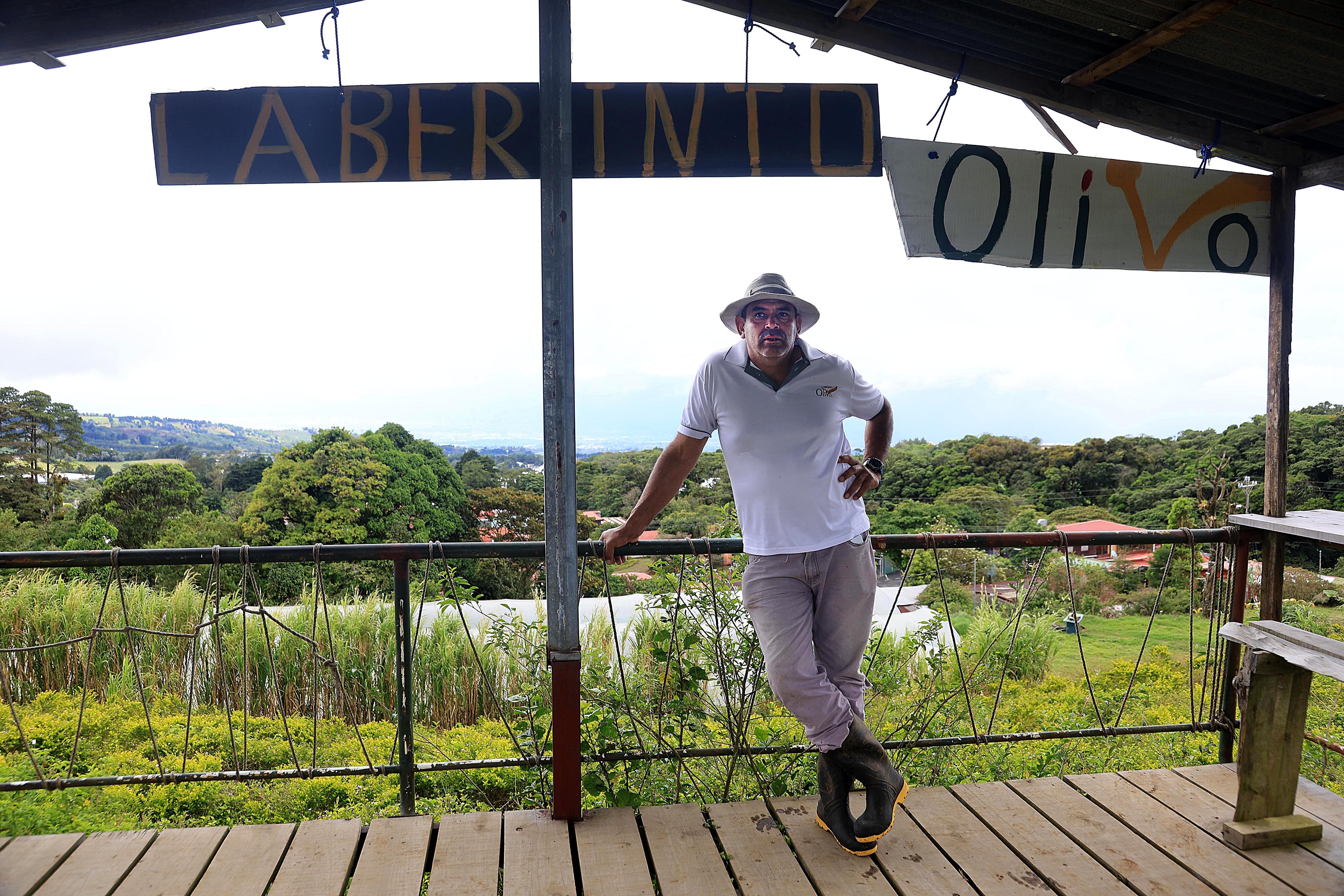 10/04/2024 Poasito de Alajuela. Laberinto Olivo, camino hacia el Volcán Poás, unos 10 kilómetros antes del parque nacional. Para vivir una experiencia diferente, para desafiarse a resolver dentro de senderos con trampa como llegar a puntos específicos como una granja, un mirador, un estanque para practicar una pesca muy peculiar y, por supuesto, encontrar la salida. Foto: Rafael Pacheco Granados