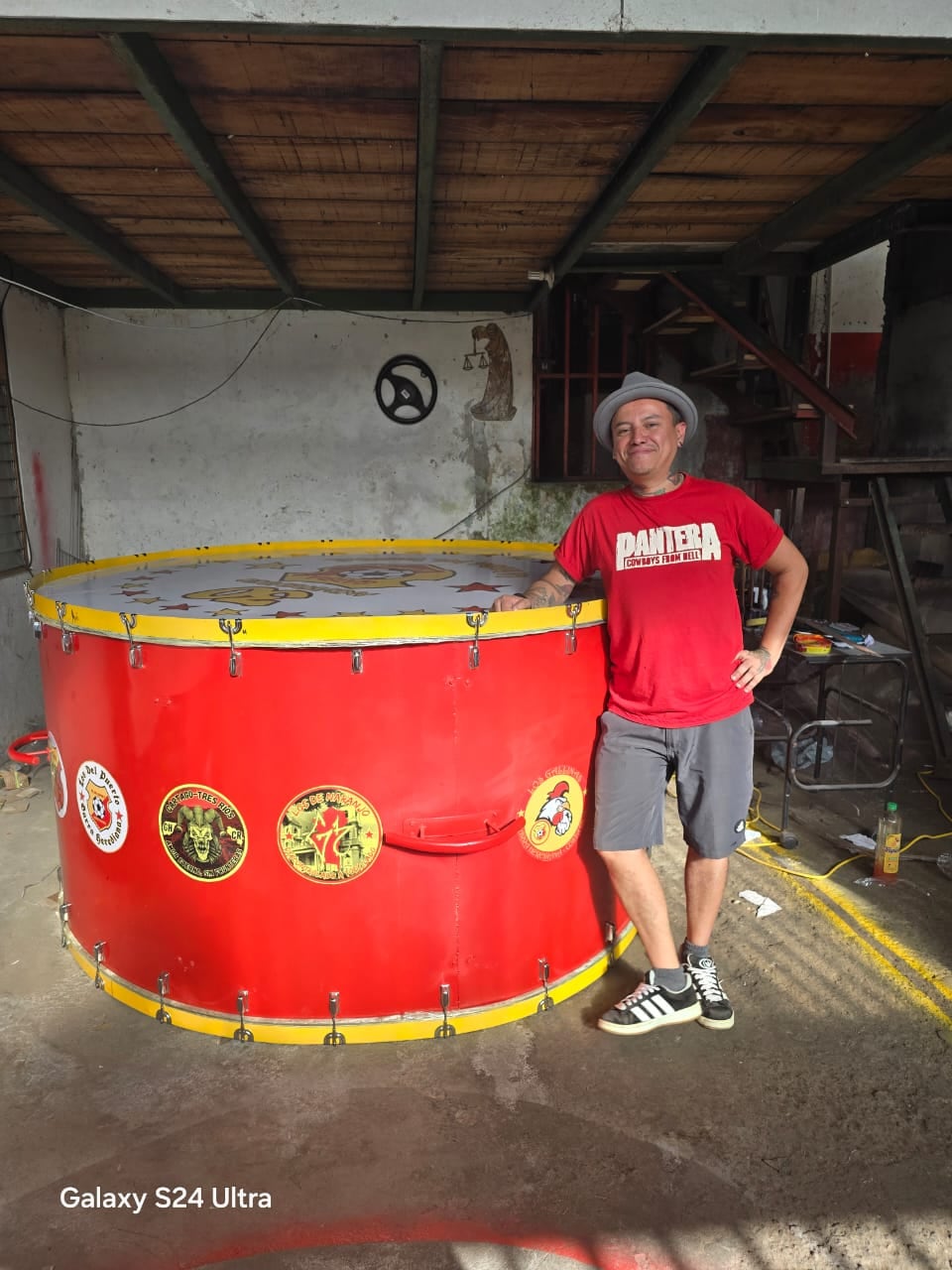 La Garra Herediana, barra del Herediano, estrenó un bombo gigante ante Alajuelense.