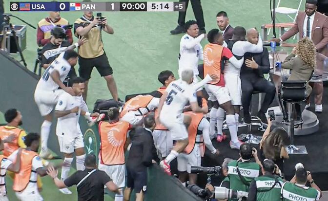 El panameño Cecilio Waterman no sólo se robó el show al anotar el gol de la victoria ante Estados Unidos, sino que protagonizó un momento épico con Thierry Henry.  Fotos de ESPN FC.