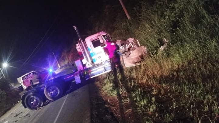 Un hombre que conducía una buseta cargada con aparente licor de contrabando se estrelló contra una patrulla policial y un contenedor al parecer para evitar ser detenido. Foto: Cortesía para La Teja