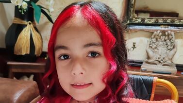 Niña de 9 años baila típico, maquilla y pinta; ¿quién dice que una silla de ruedas es un obstáculo?