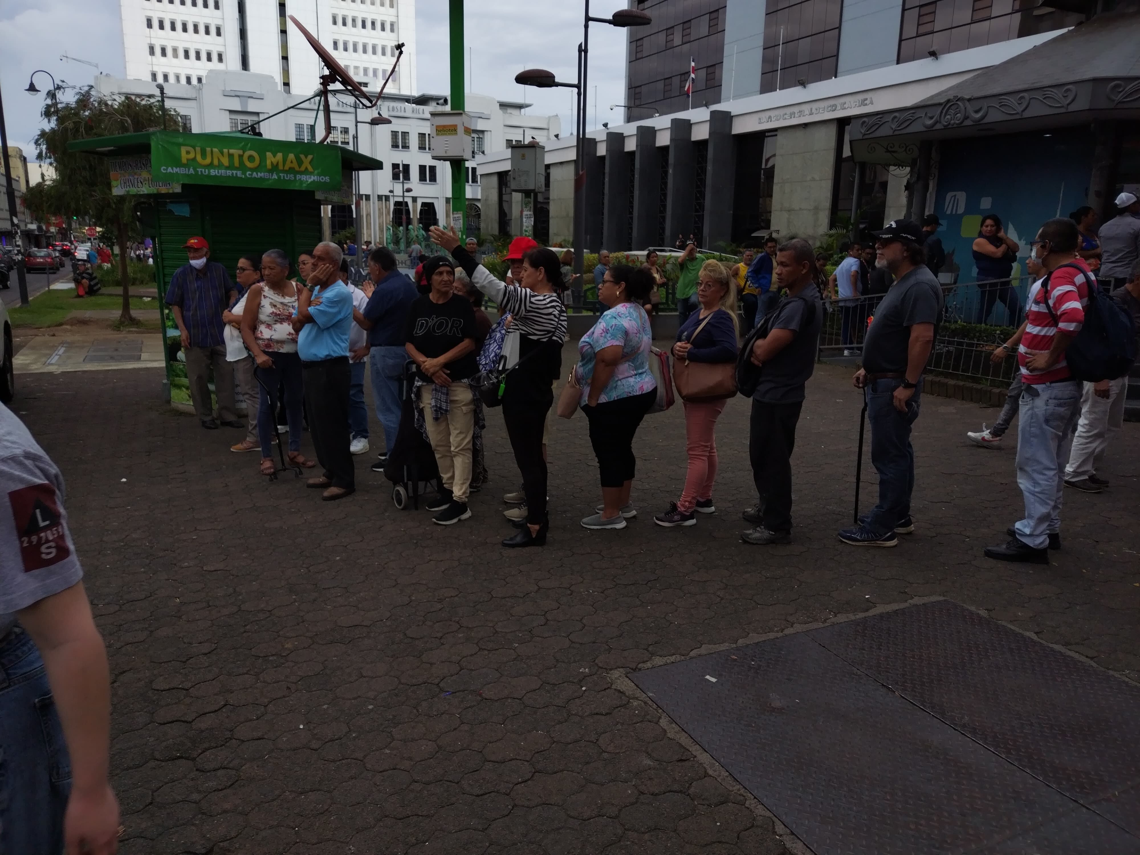 El sobreprecio se convirtió en el rey en San José entre los que estaban vendiendo lotería porque un pedacito de mil colones llegó a ser vendido hasta el 5 rojos.