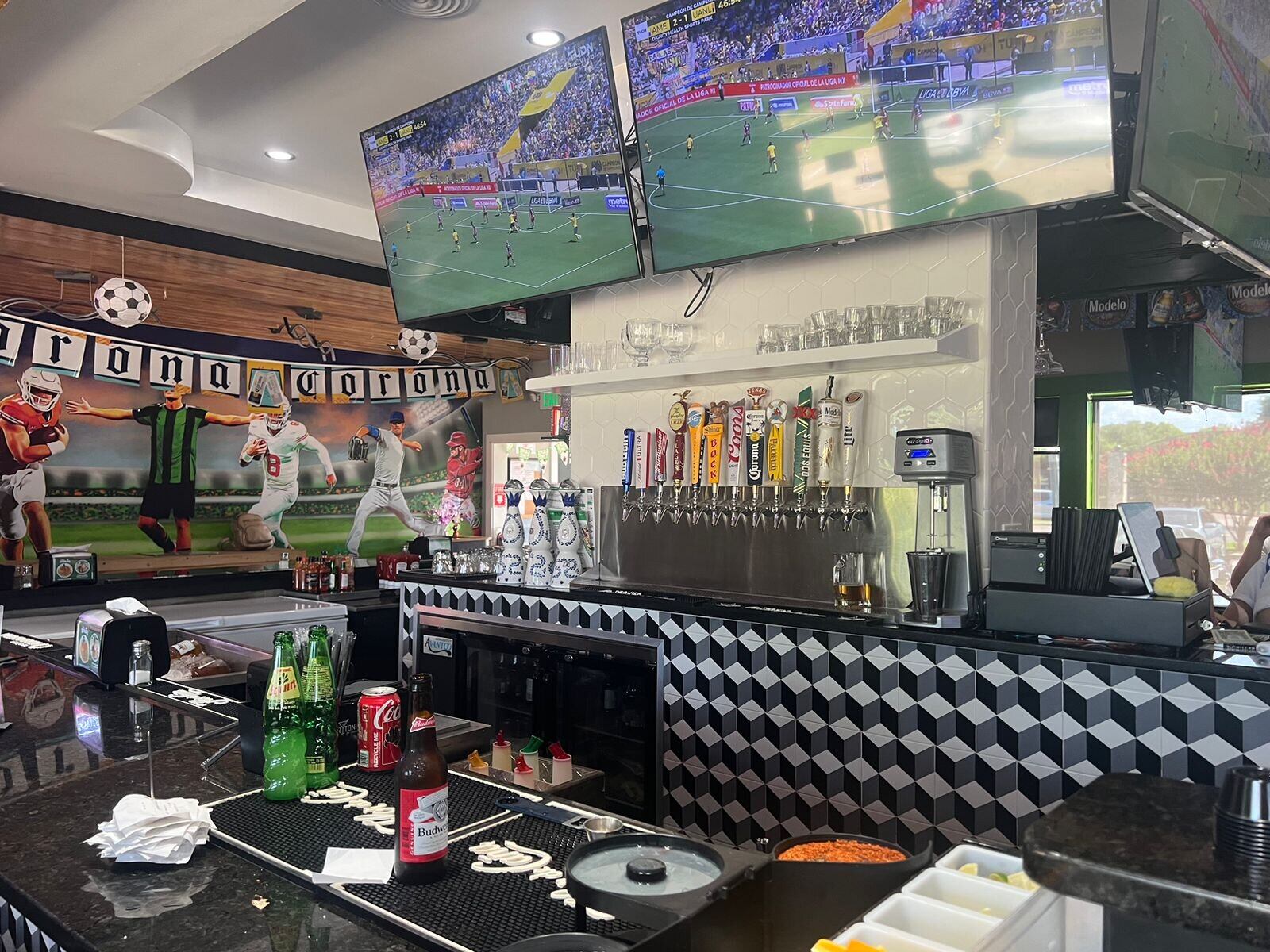 Sus clientes pueden darse el gusto de ver cualquier evento deportivo con comodidad.