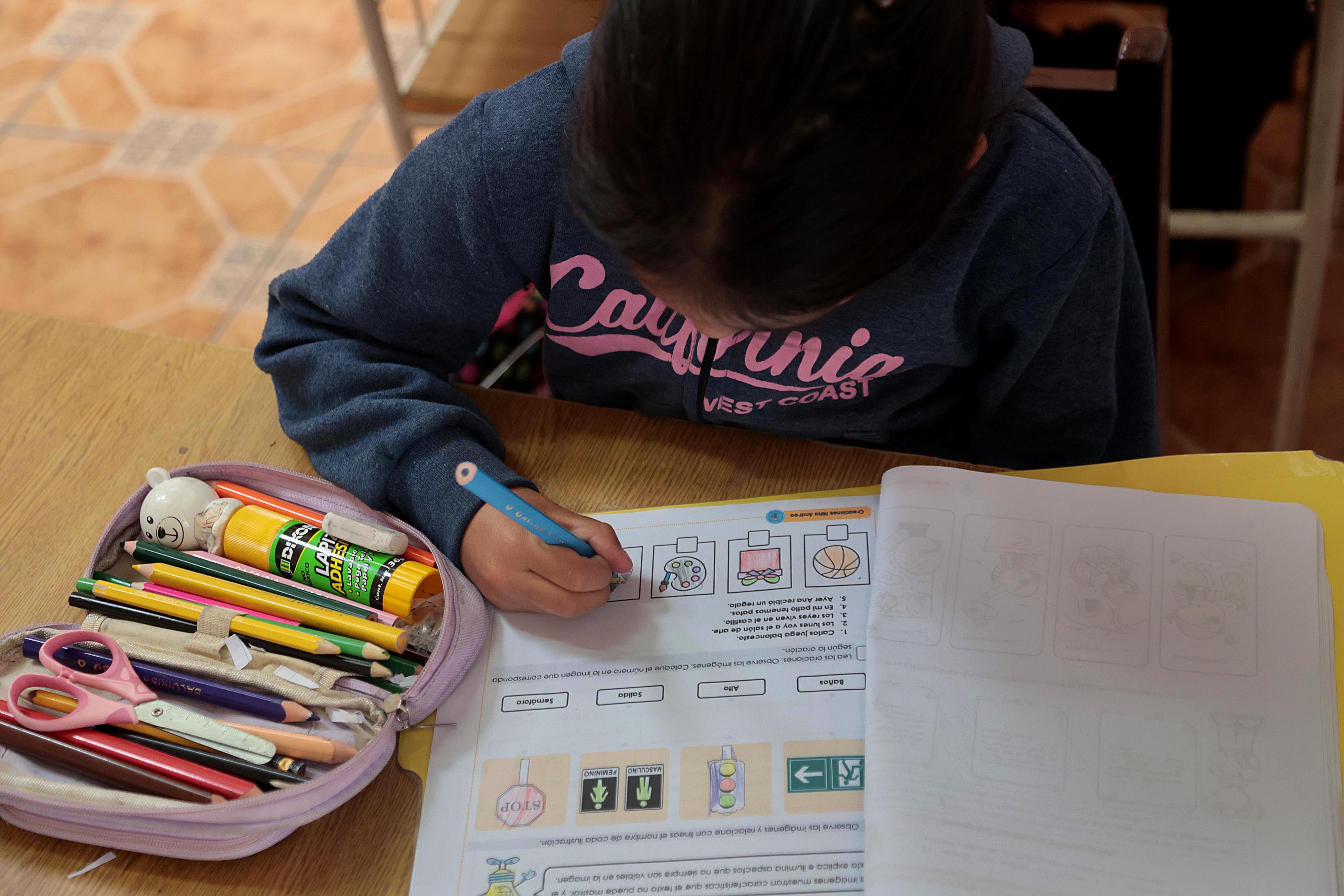 18/04/2024 San Juan de Chicuá. Fotografías conceptuales de maestros y estudiantes escolares en la Escuela Emilio Robert Brouca. Foto: Rafael Pacheco Granados