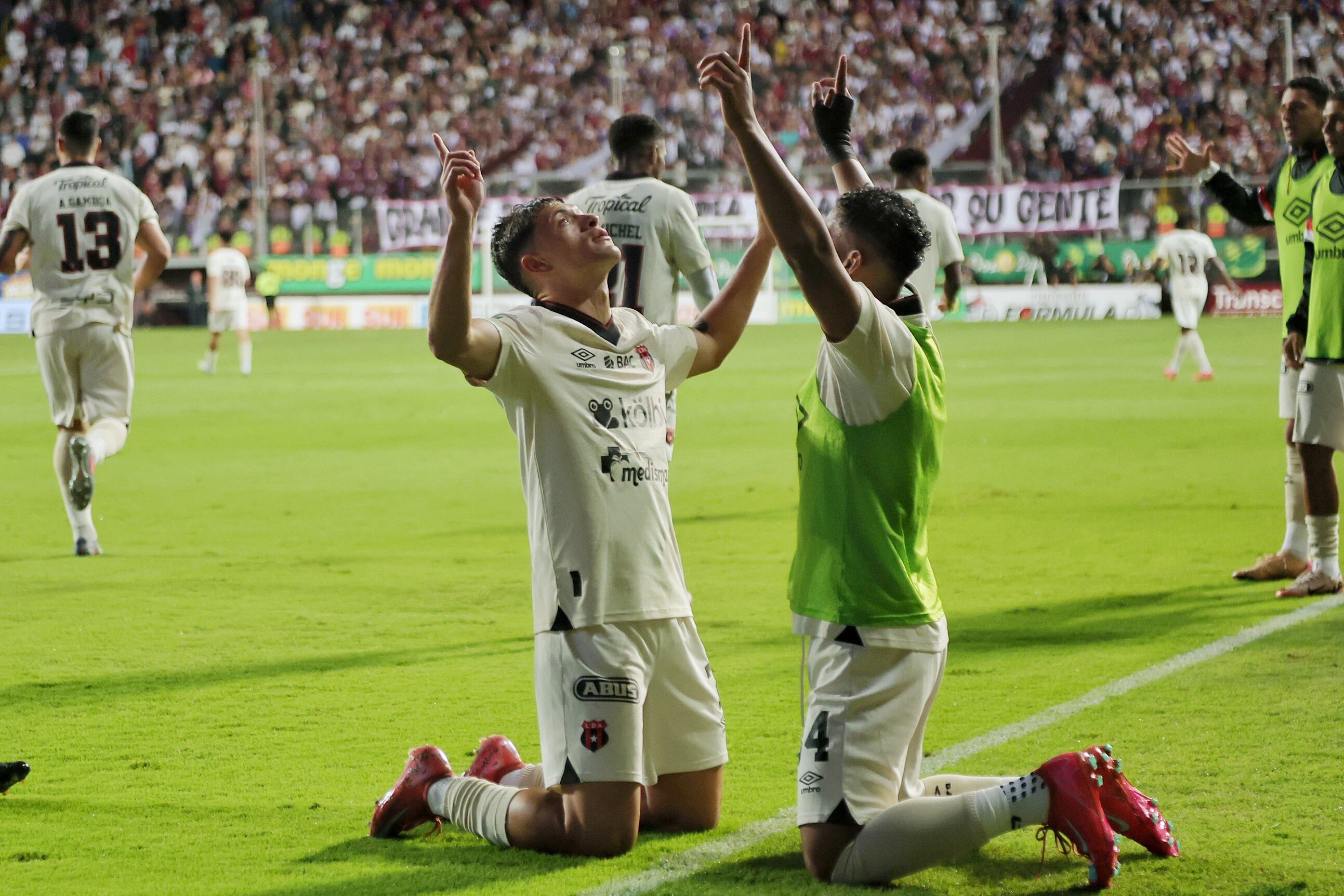 30/08/2025/ juego entre Deportivo Saprissa vs Liga Deportiva Alajuelense por el clásico nacional en la jornada 6 del torneo clausura 2025 en el estadio Ricardo Saprissa  / foto John