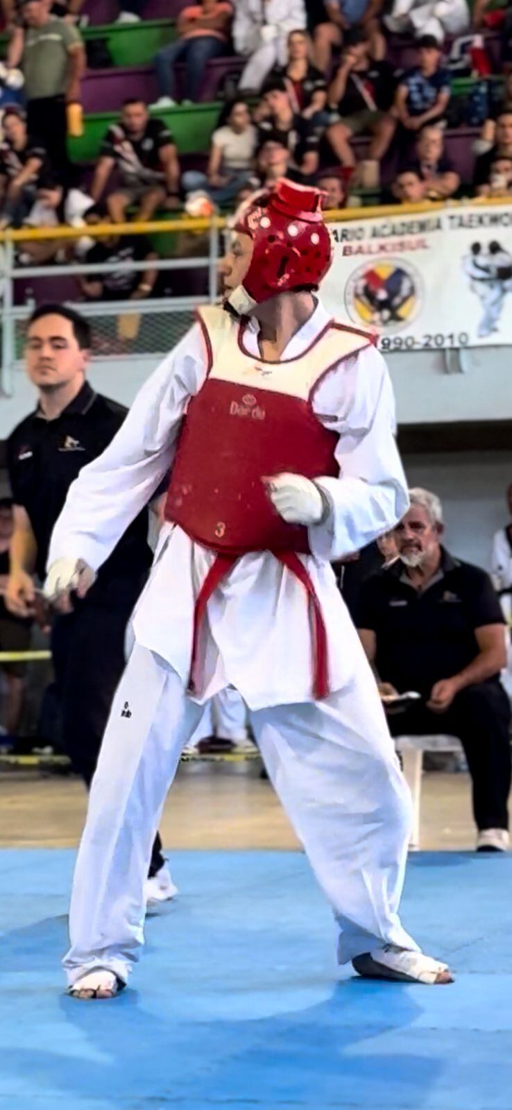 Ismael Villalobos Araya vive en Paraíso de Cartago, tiene 17 años y des que tenía año y medio lucha con una enfermedad rara la cual le provoca a su cuerpo una pérdida total de energía en cualquier momento