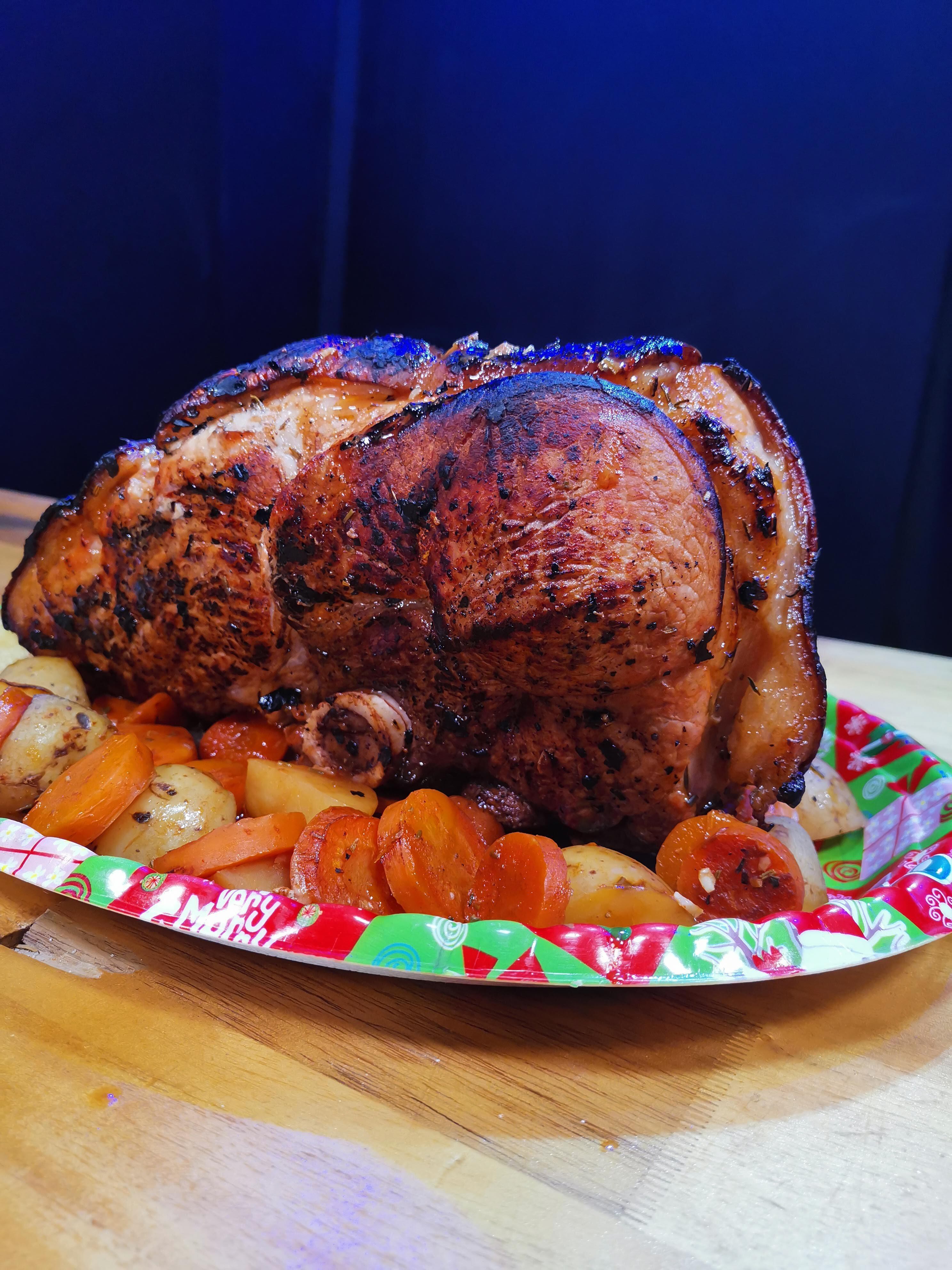El Chef Paolo Pizarro le enseña como preparar la pierna de cerdo. (Cortesía)