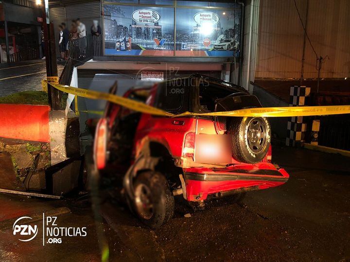 El carro quedó despedazado al chocar contra el muro. Foto PZ Noticias.