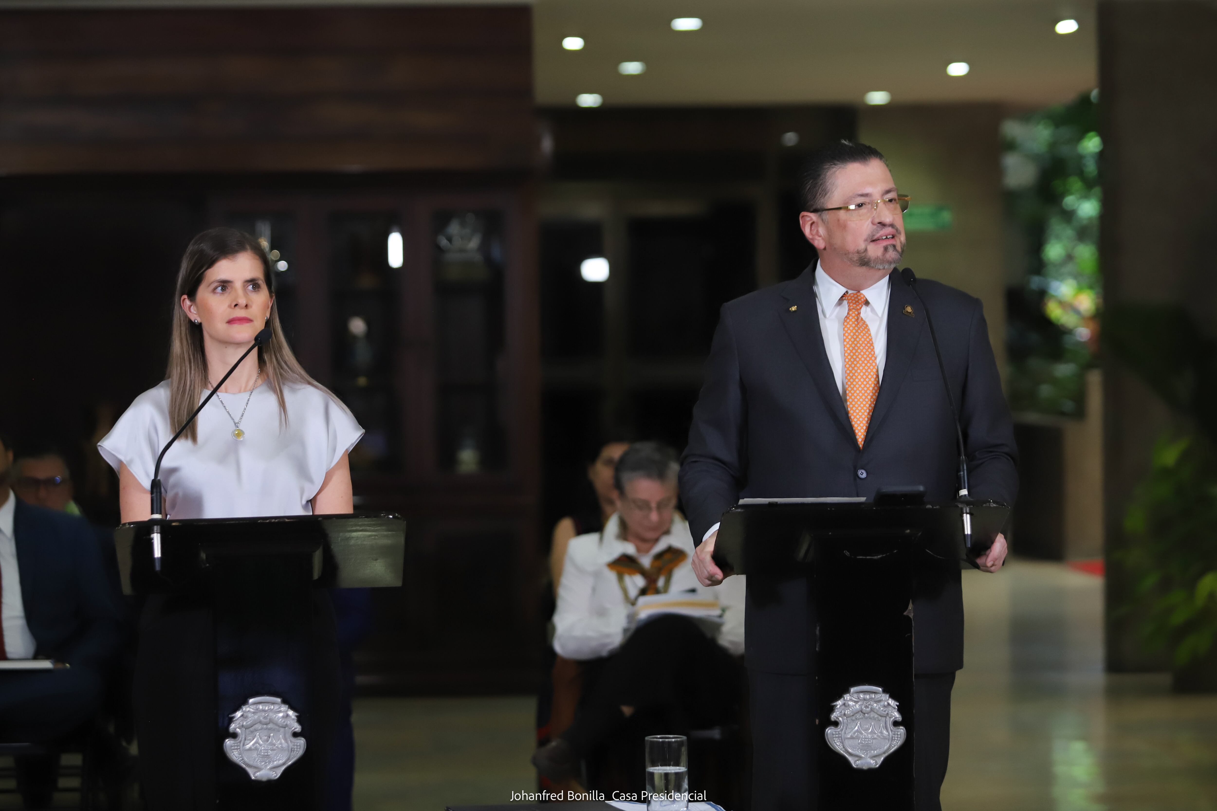 La ministra de la Presidencia, Laura Fernández, y el mandatario, Rodrigo Chaves, se refirieron al supuesto fallo de la Sala Constitucional ante recurso de amparo presentado por el gobierno. Foto: Casa Presidencial