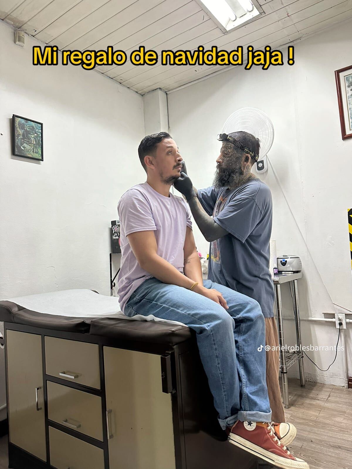 Ariel Robles se puso un nuevo arete