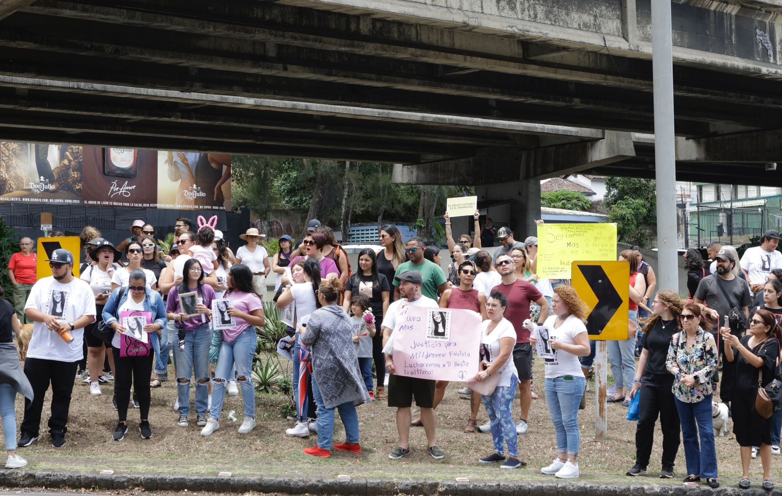 A una solo voz, decenas de personas exigen un alto a la violencia que sufren muchas mujeres, cuyas casos en muchas ocasiones terminan en lamentablemente femicidios. Foto: Mayela López