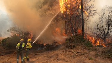 Los incendios que arrasan España y Francia siguen sin control y fuerzan la evacuación de 260.000 personas