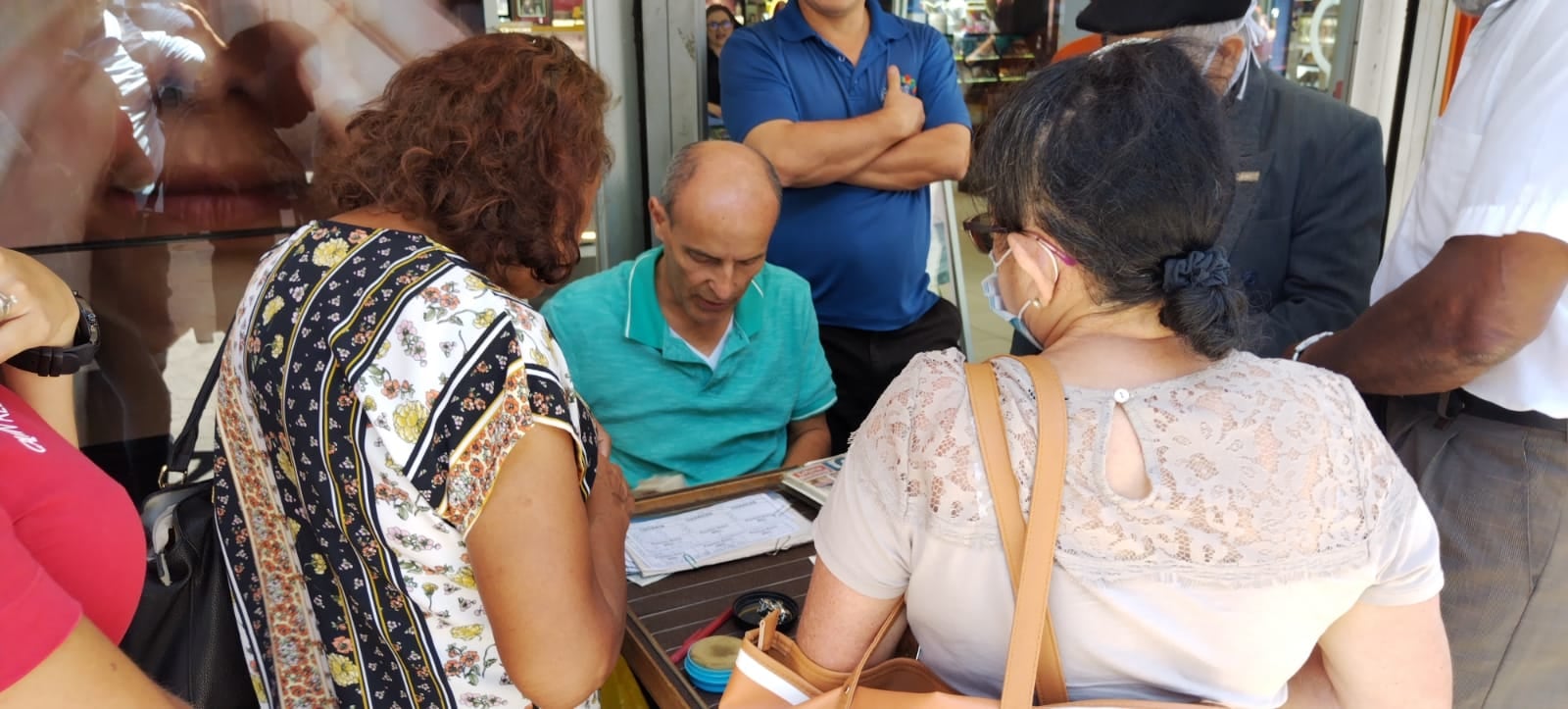 Errol Vásquez es un chancero del puritico corazón de San José quien jamás le ha subido un cinco a los Chances y la Lotería que vende.