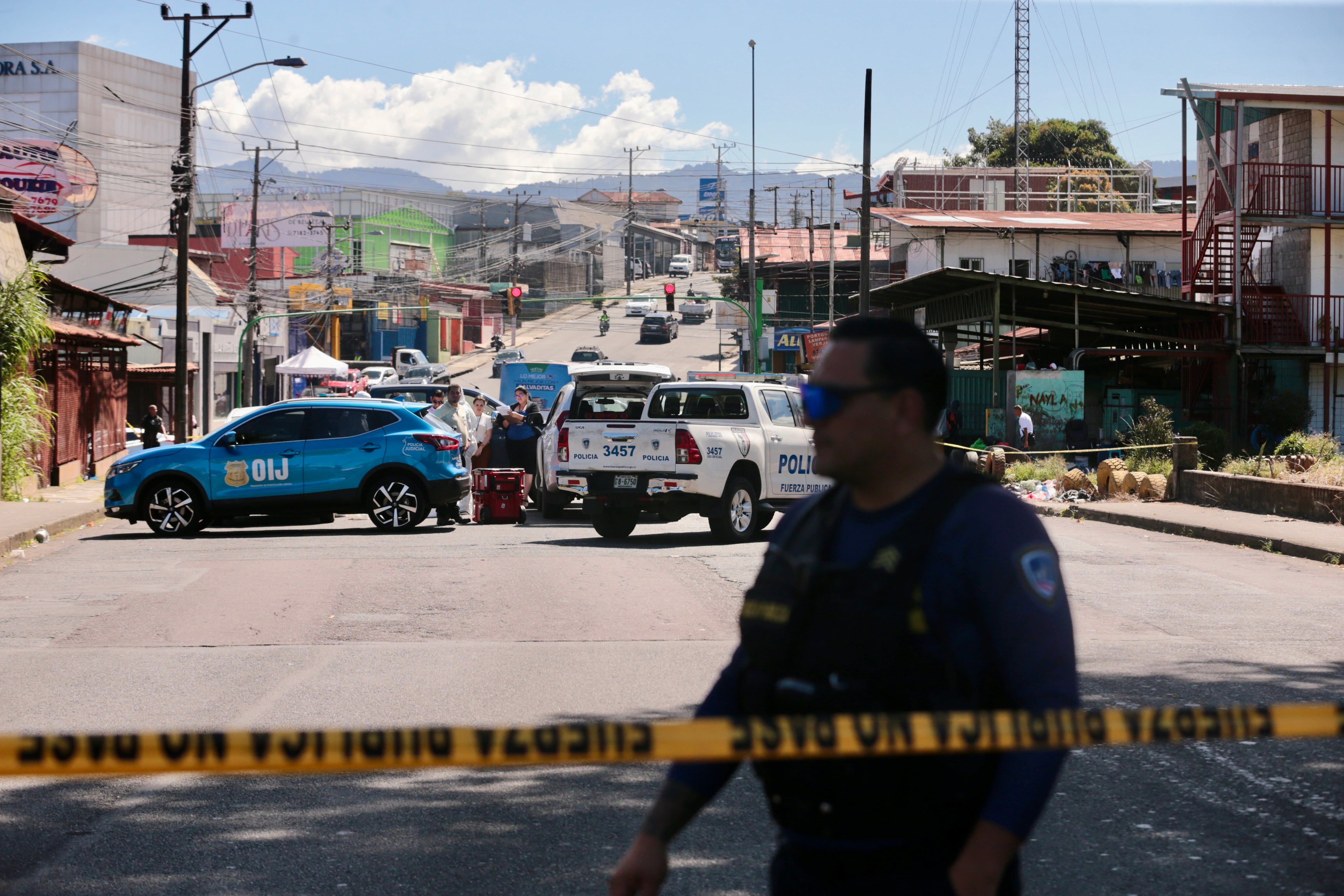 04/12/2023 Un hombre baleado sobre la carretera en San Sebastián San José los agentes del OIJ en el lugar. Foto Alonso Tenorio