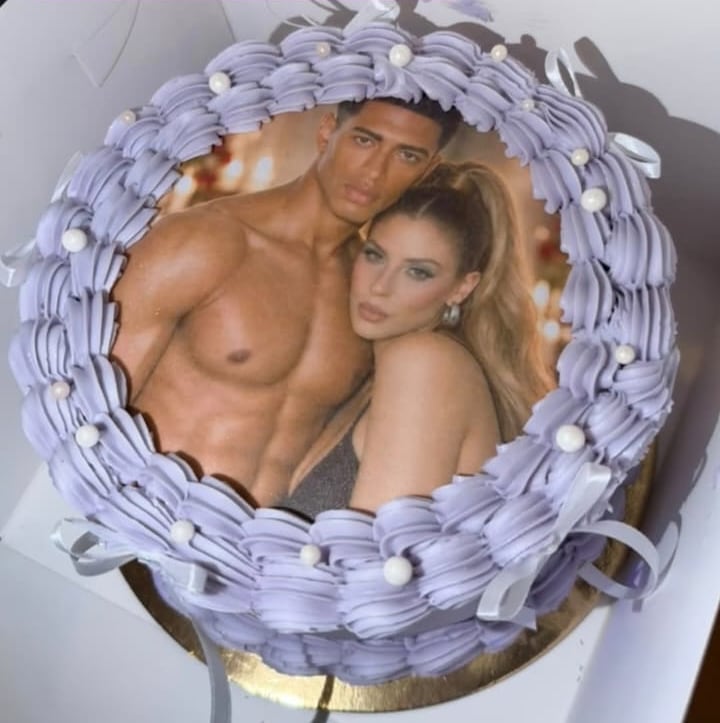 Mimi Ortiz fue sorprendida por su amiga con este pastel de cumpleaños.