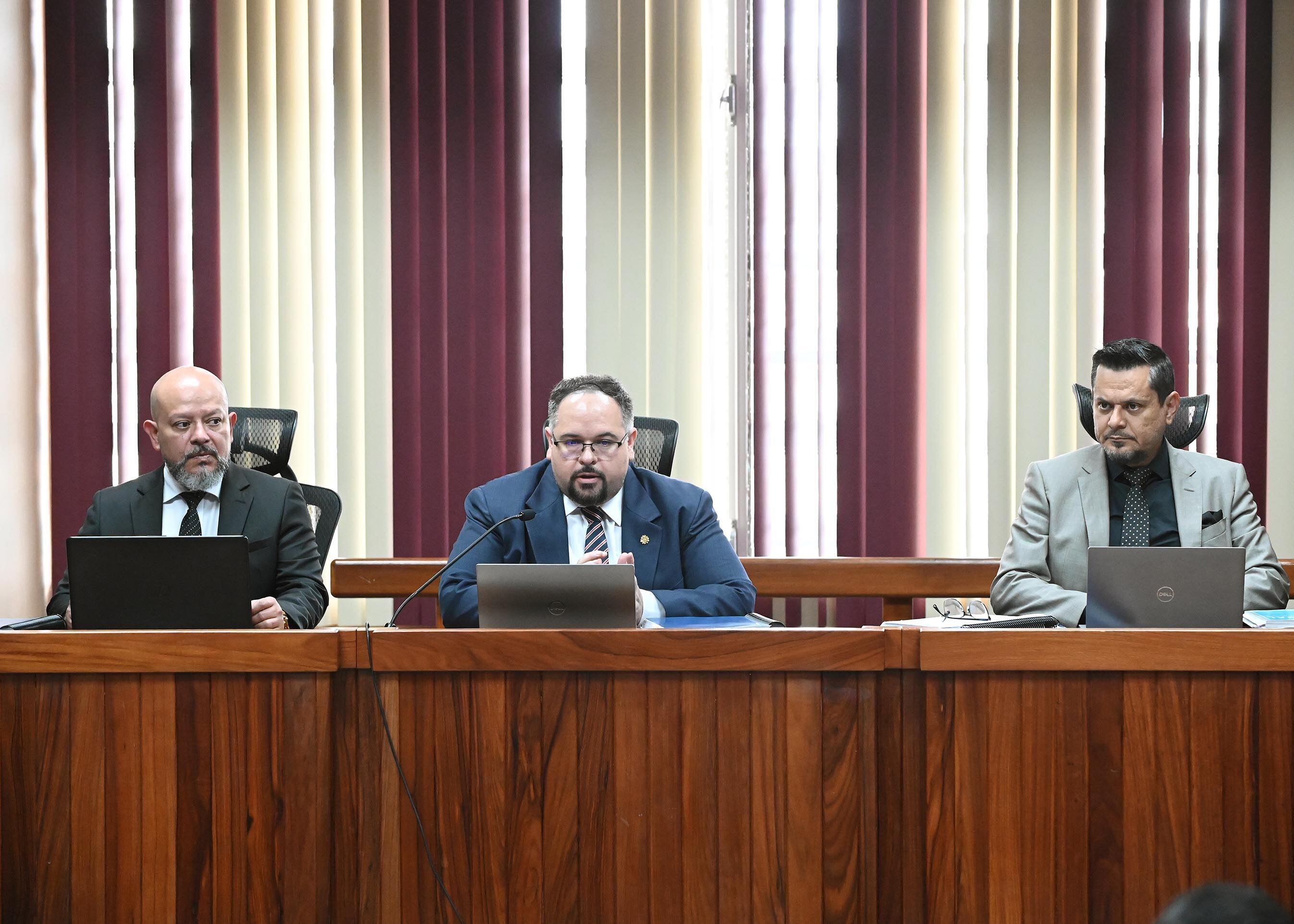 28 de mayo del 2025. Tribunales de Goicoechea. 13:00 hrs. Un nuevo tribunal encabezado por el juez Alexander Salazar decidió aplazar por un mes mas el juicio que se sigue por el caso de la Trocha. A solicitud de los defensores de los  acusados quienes argumentaron poco o nulo conocimiento del caso pues en días recientes fueron asignados para ese fin.  En la foto: El abogado Fernando Apuy (izq) escucha la intervención de la defensa.  Foto: Albert Marín .